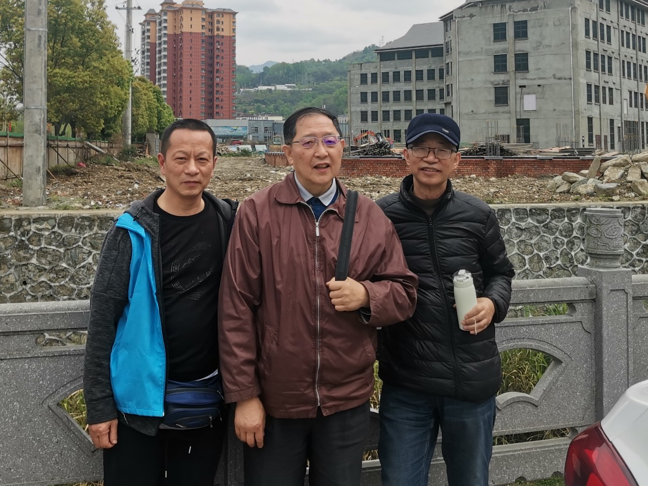 将军嫡孙张庆成先生,四川川军抗战史研究专家何允中先生在陕西平利县