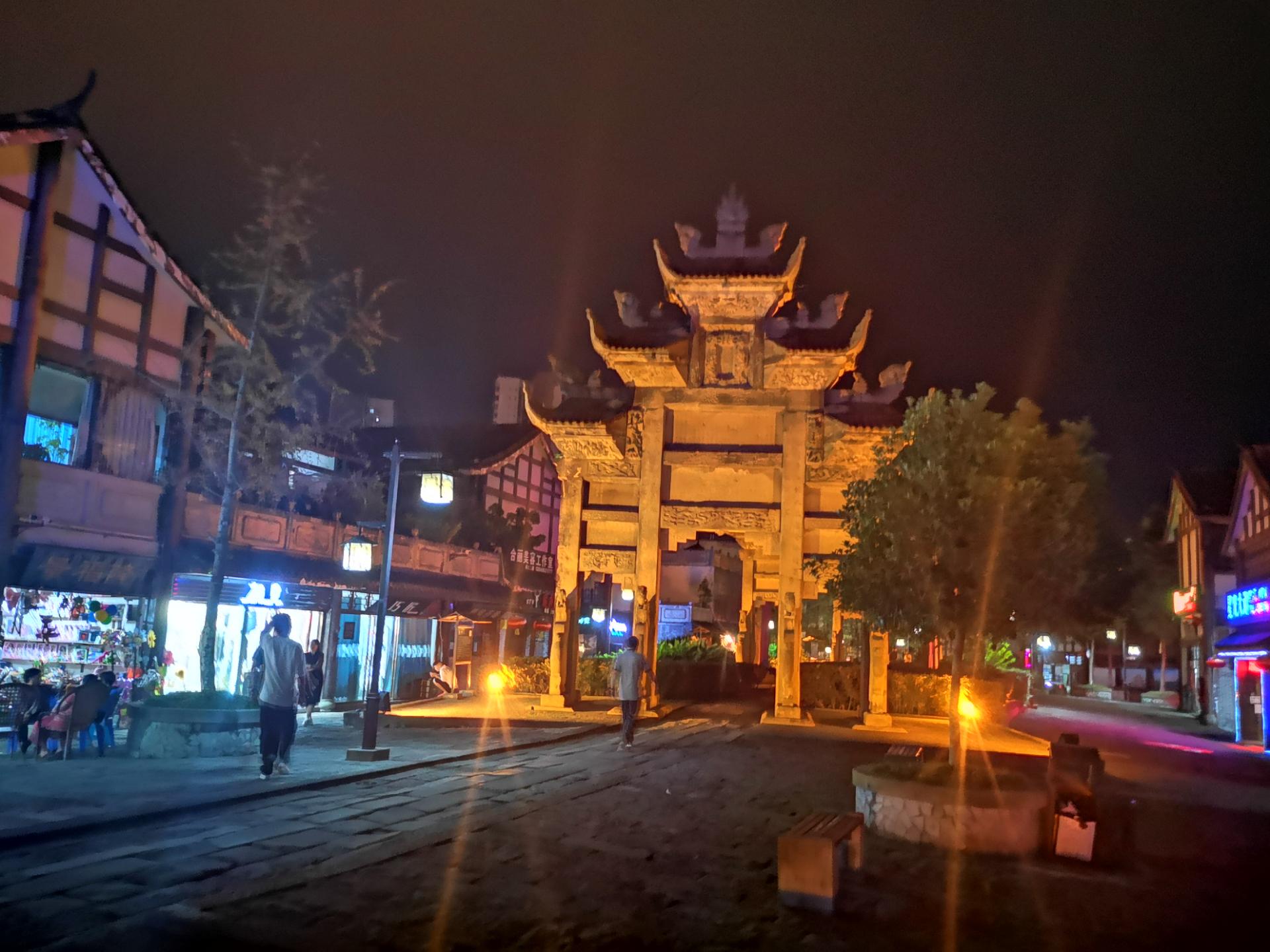 隆昌南牌坊夜景灯光闪烁,美美哒