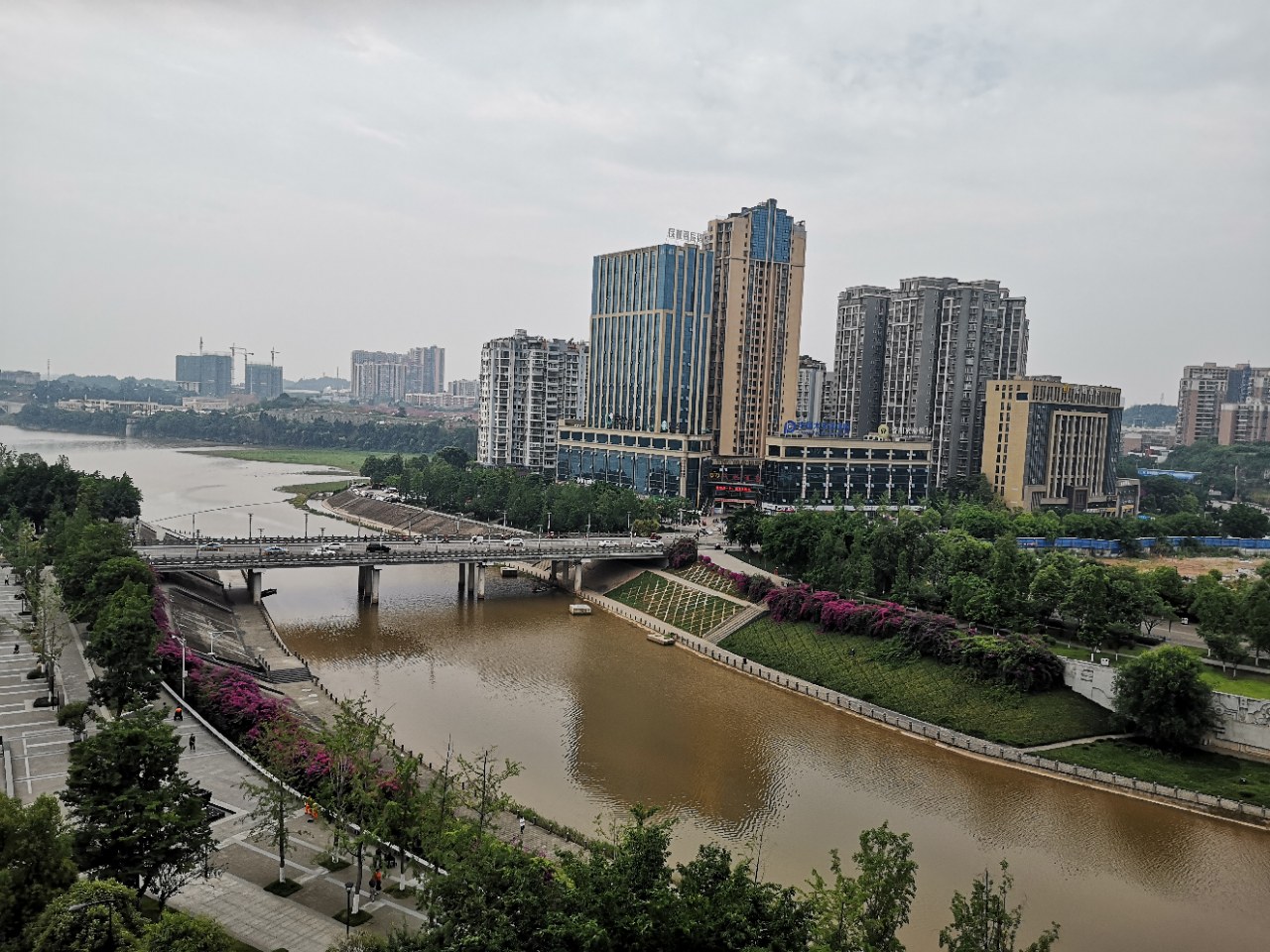 從高處往下看資陽南門橋,萇弘廣場附近的景觀怎一個