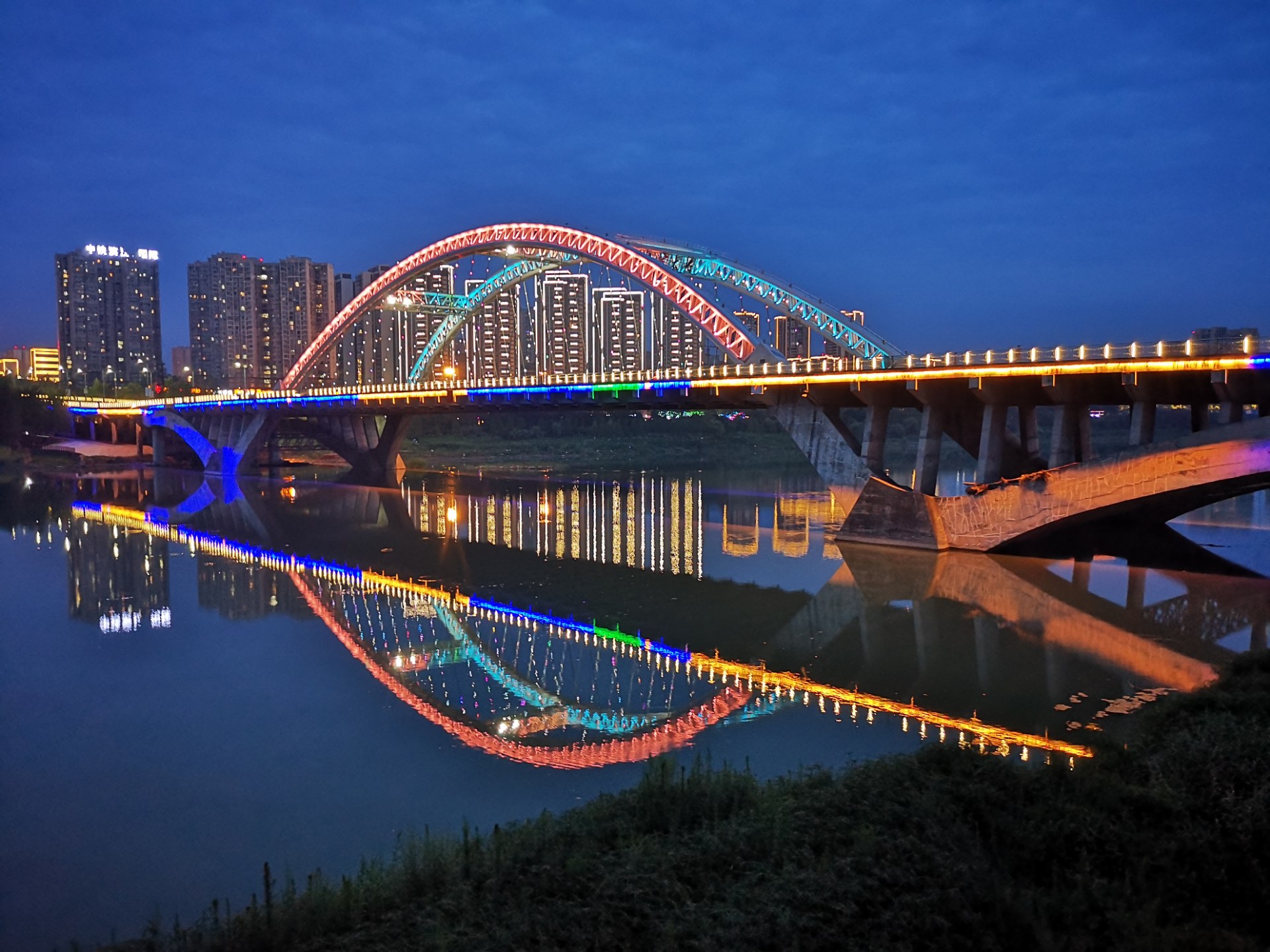 资阳沱三桥景观灯改造后,夜景更加变幻莫测,绚丽多彩