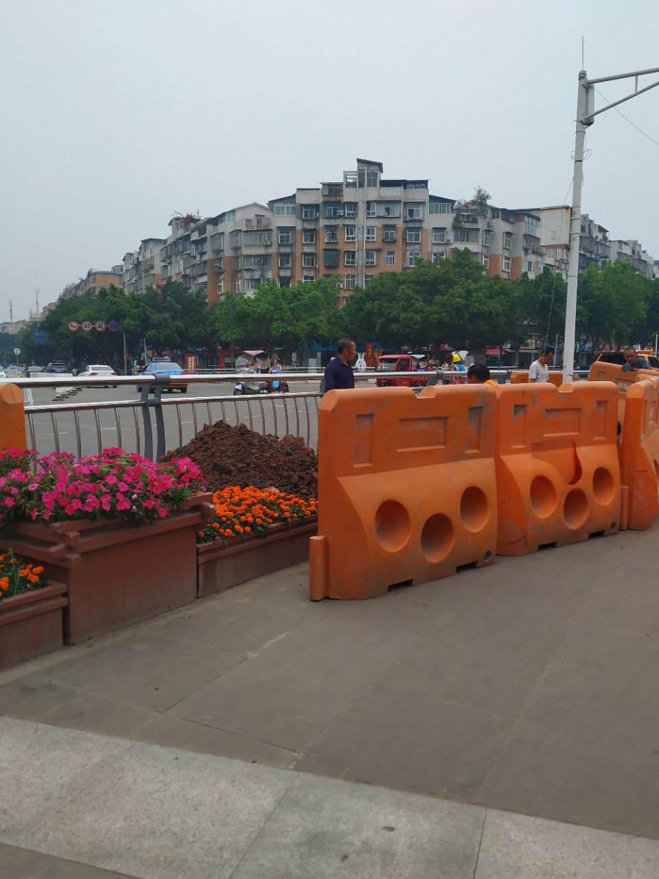 资阳苌弘广场外人行道上正在改造雨水管道!