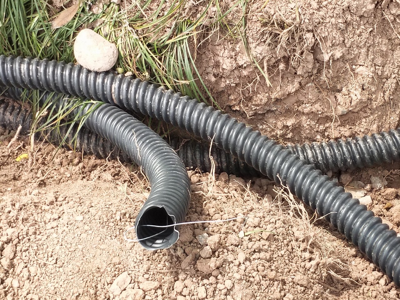 一打听才知道广场重新换路灯线.他们分