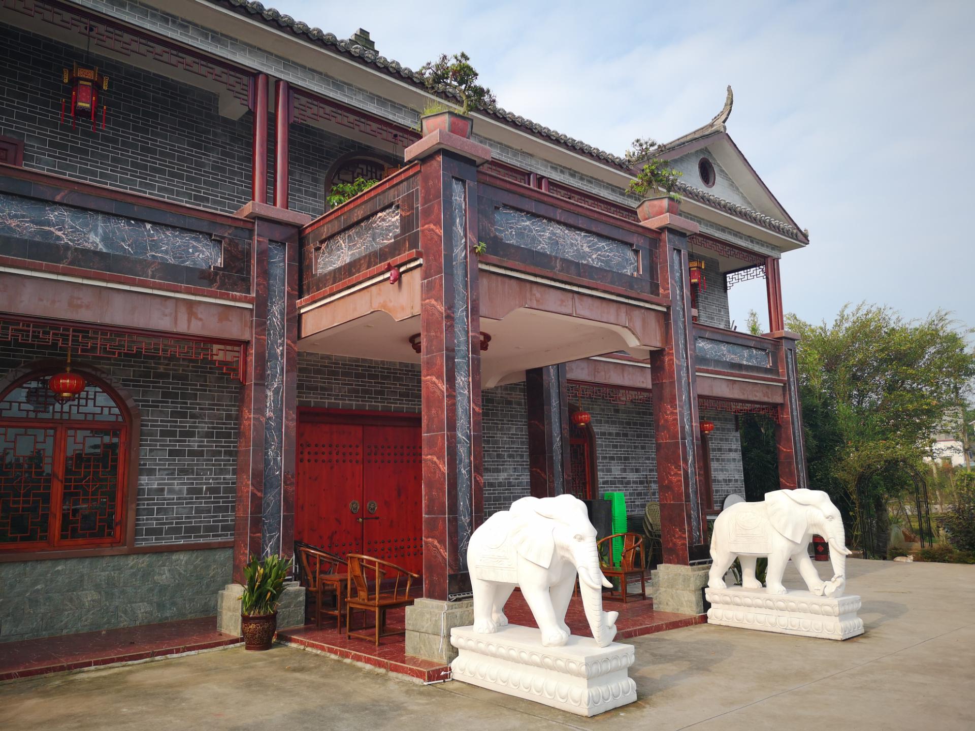 隆昌谢家大院私宅的建筑雕塑牌坊等多少能给人以启示