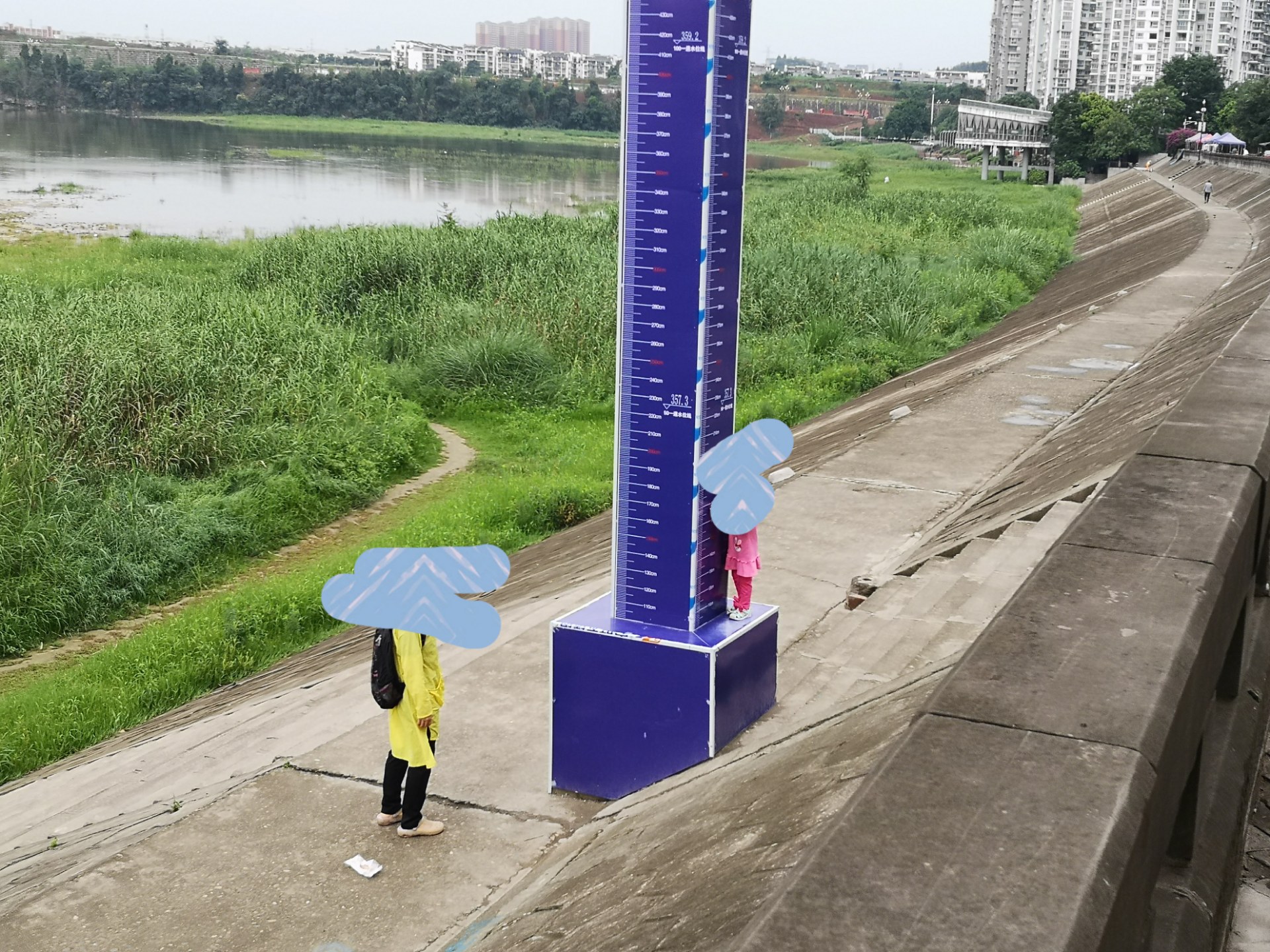 在资阳水位测量标尺上让幼儿踩踏玩耍真不应该!