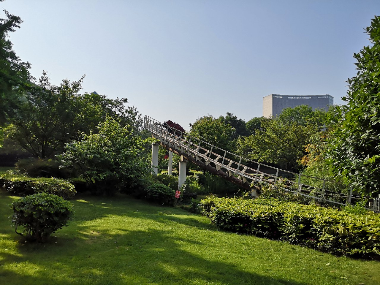 成都这公园以草坪为主,环境幽静美丽极了