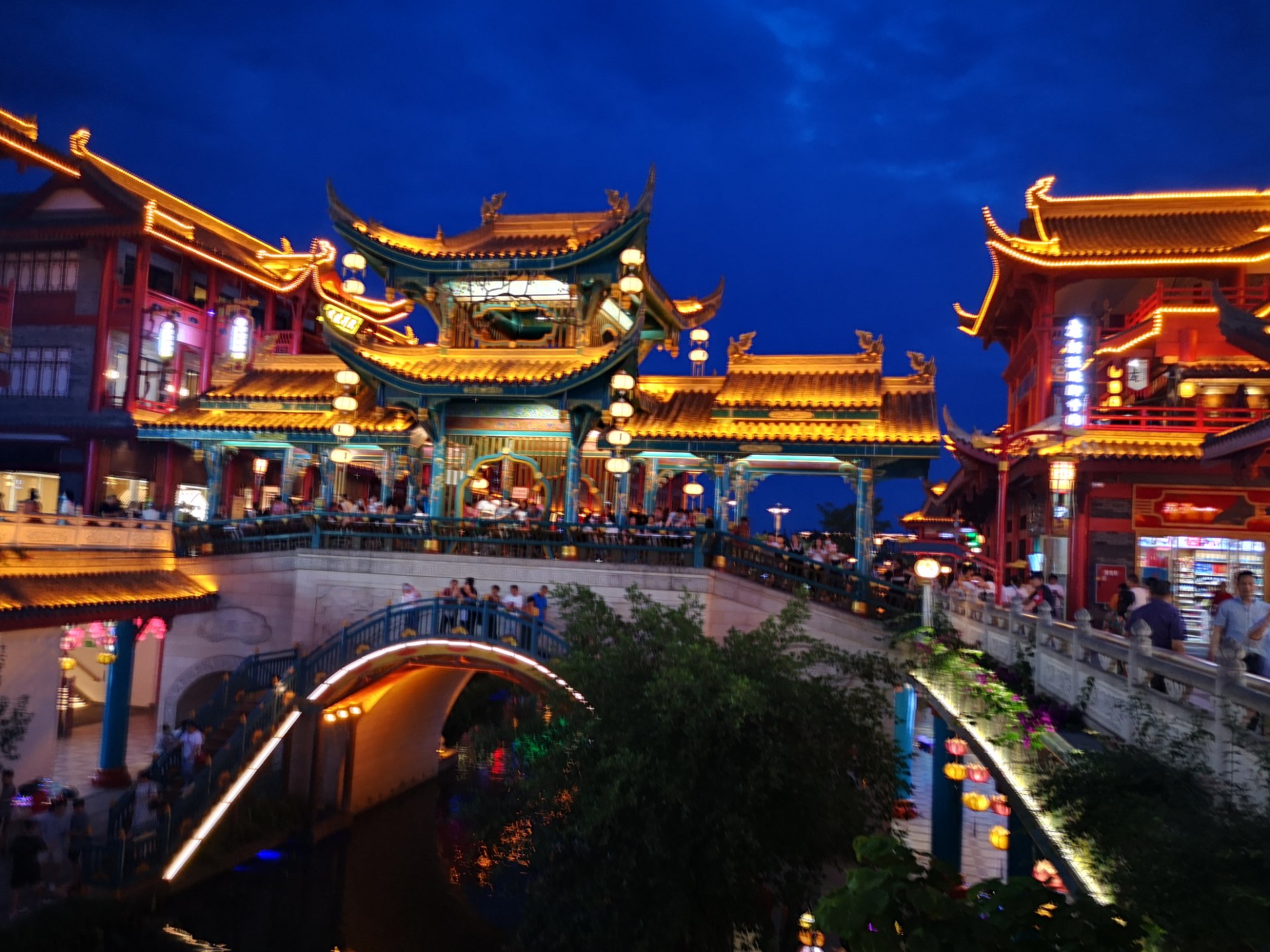 眉山水街的夜景美极了,前来观看的人头攒动,比肩接踵