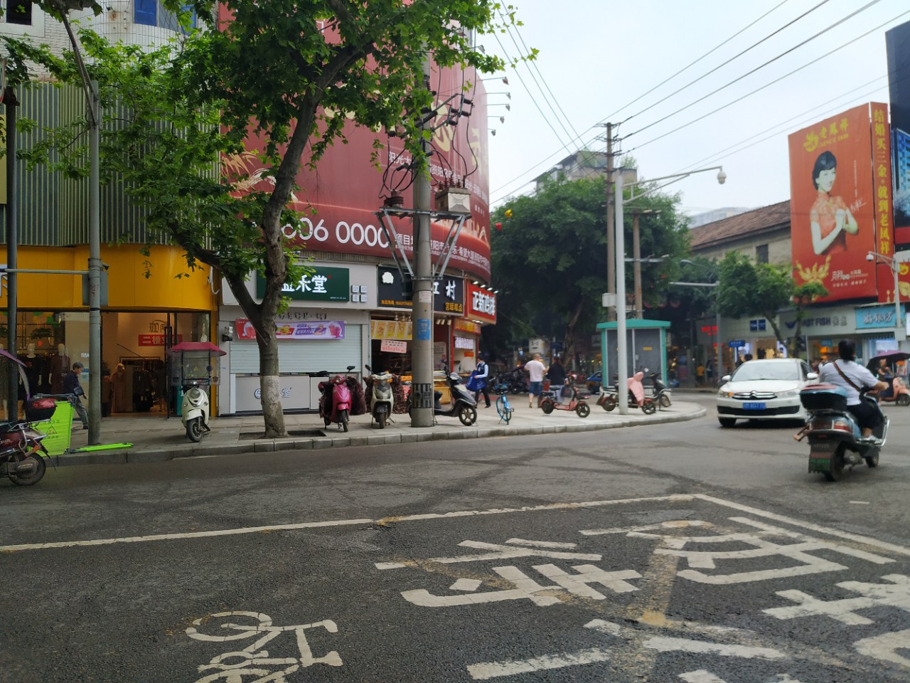 资阳上西街口的十字路口人行道改完后更加宽敞了