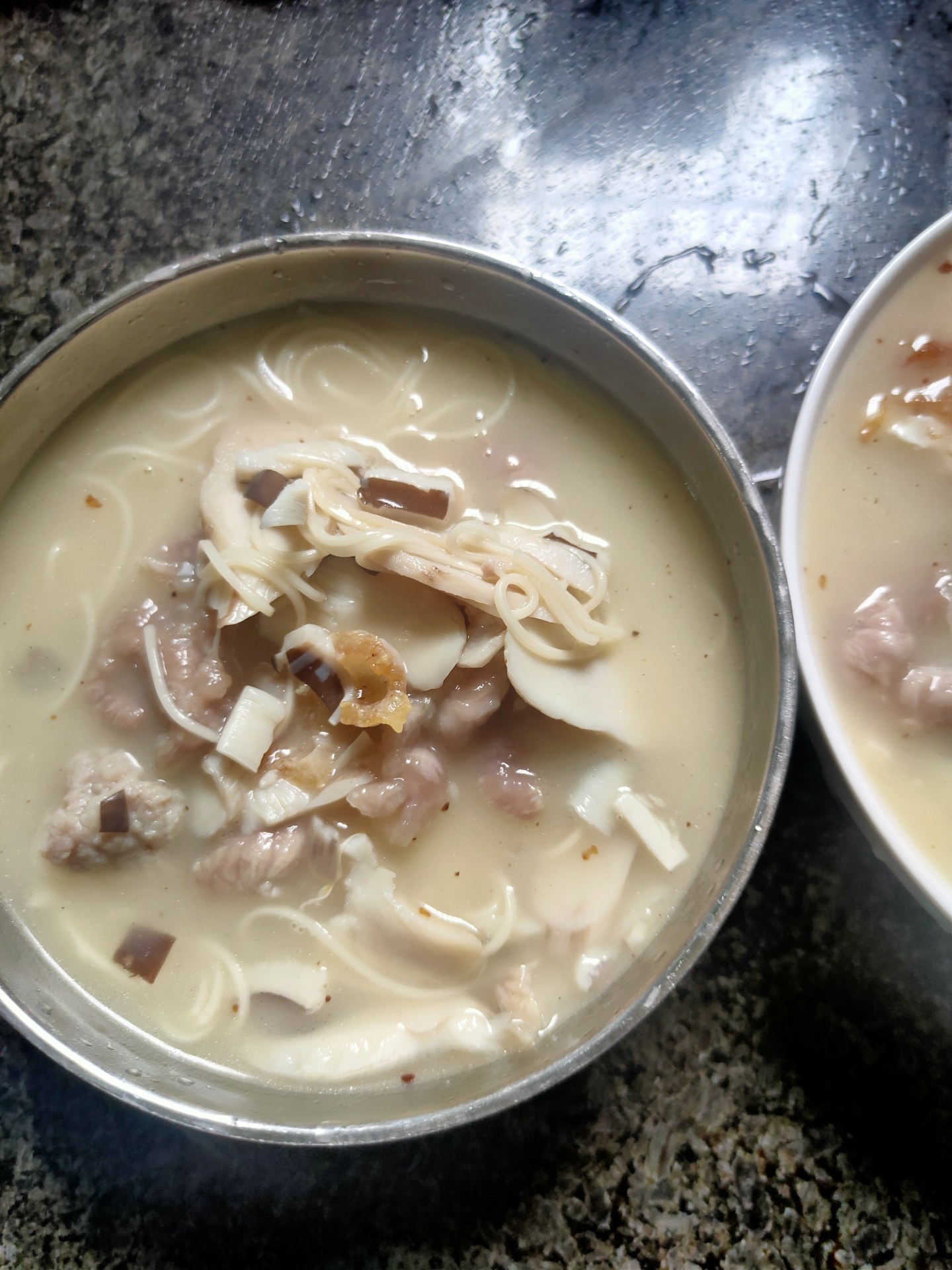 友人赠我伞把菇,煮汤下面味好鲜