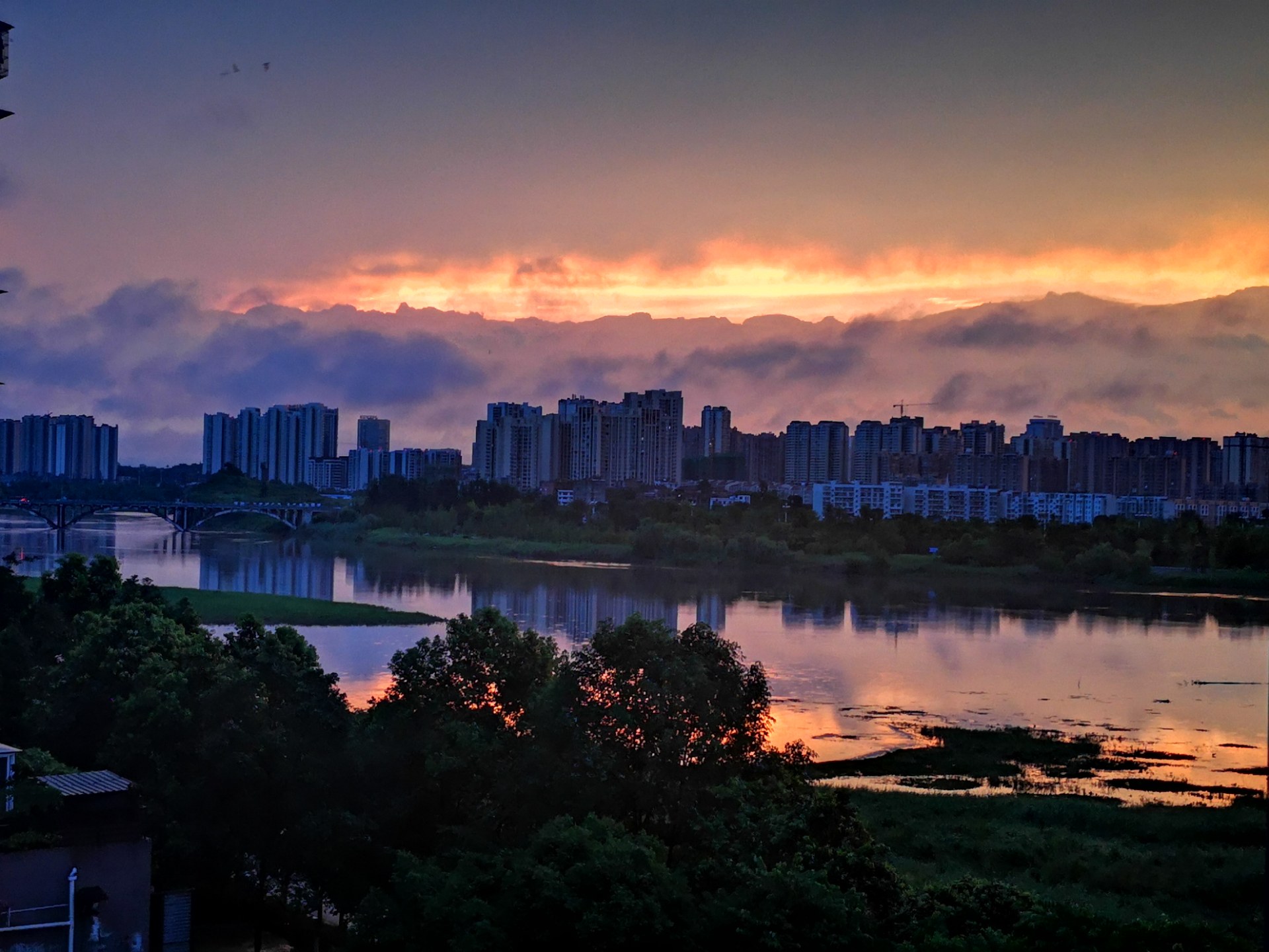 欣赏:日出彩霞欲满天 雁城晴秋映九曲