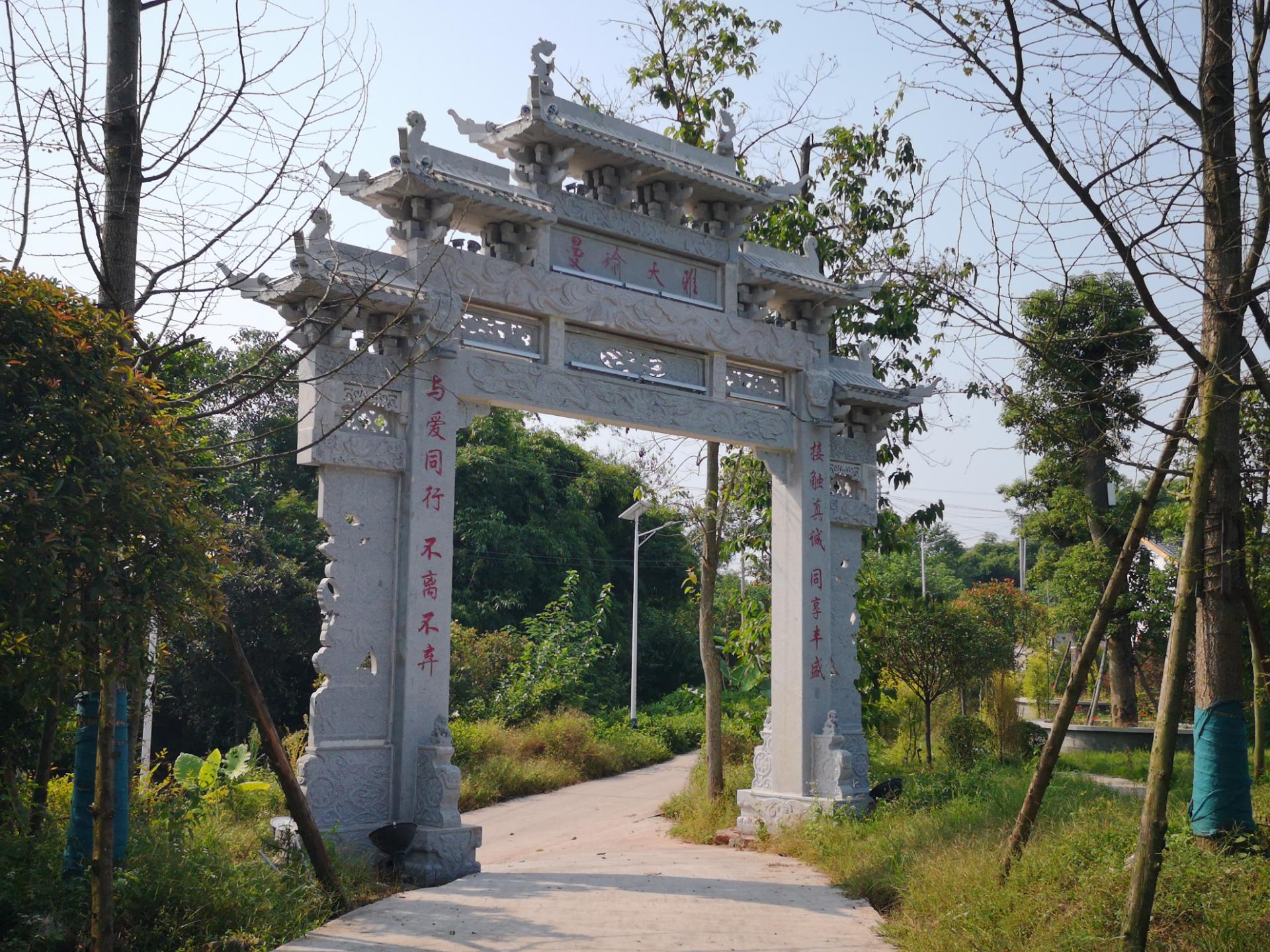 隆昌谢家大院私宅的建筑雕塑牌坊等多少能给人以启示