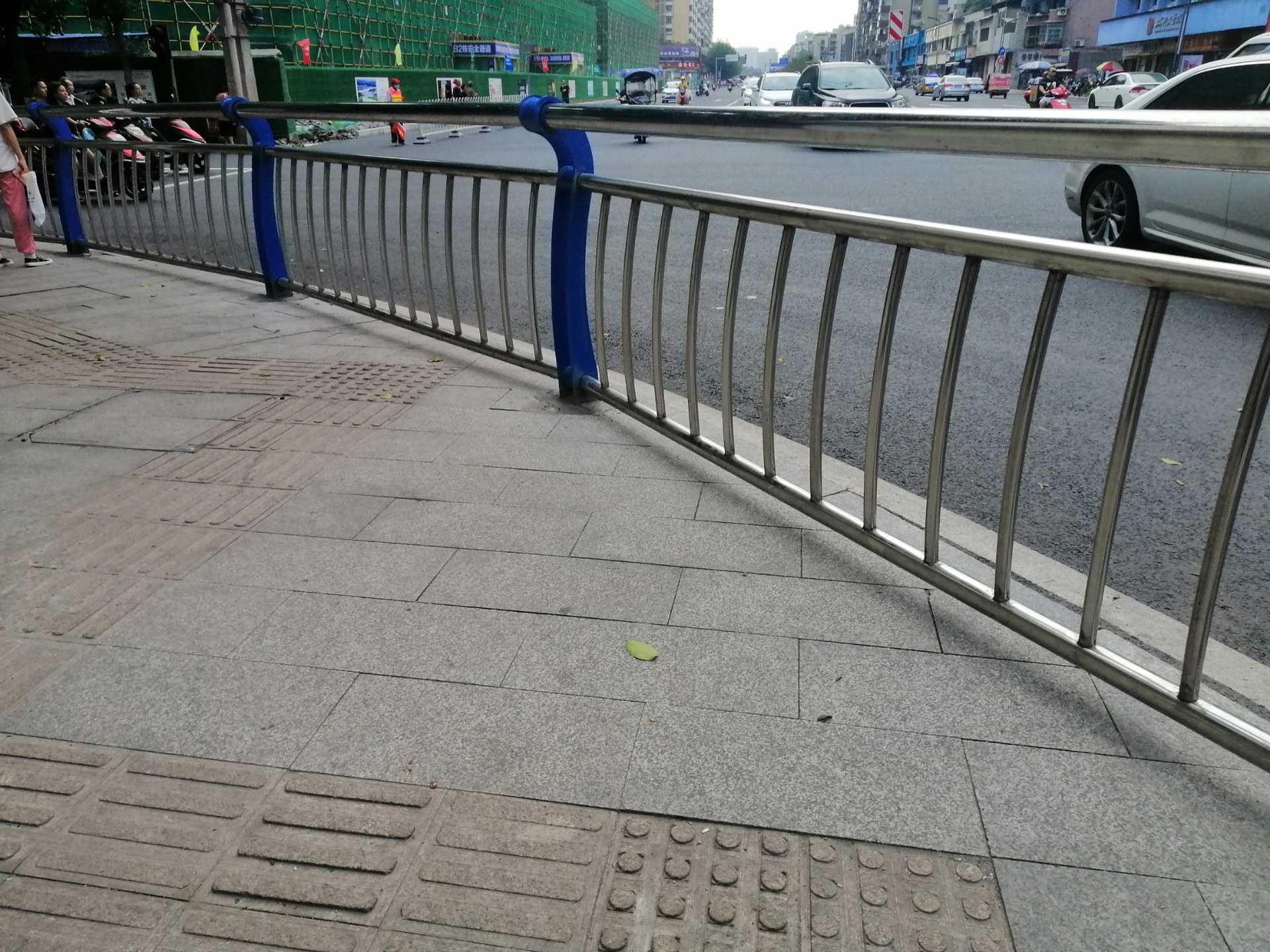 资阳南门口十字路口已经加装好人行道隔离护栏,有效遏制行人任性横穿