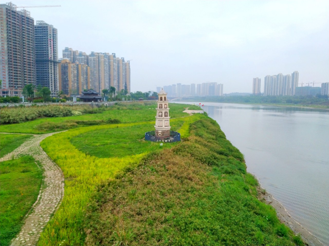 沱江河畔的字库塔与河堤上的景观三角梅遥相呼应!