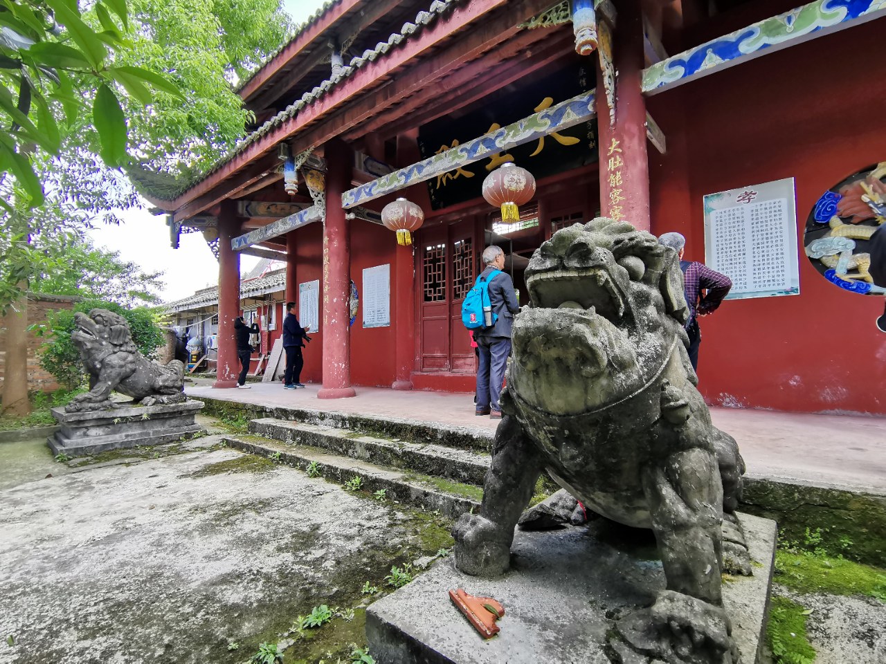 走嘛,一路到安岳县姚市乡的道林寺去耍嘛!
