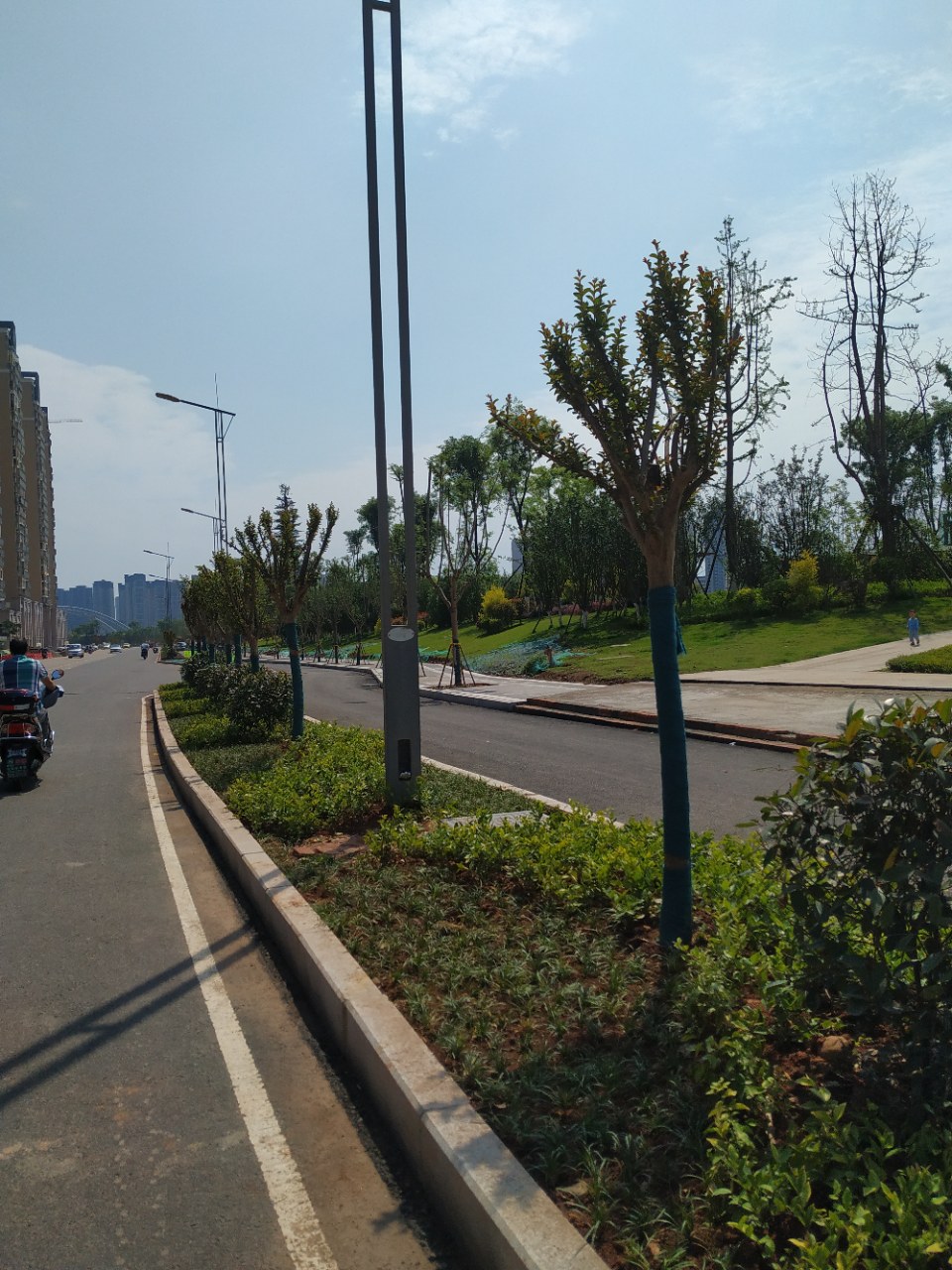 资阳滨江大道二段最新进展情况,烂尾楼打围后侧让出原本道路,让道路