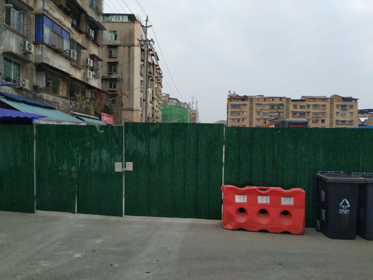 资阳马家巷堵路的围墙拆除后,目前道路正在打围施工中!