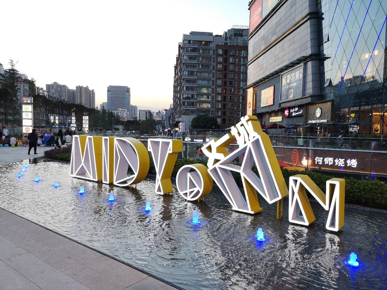 成都财富又一城的喷泉及楼梯夜景很美,吸引不少人前来打卡