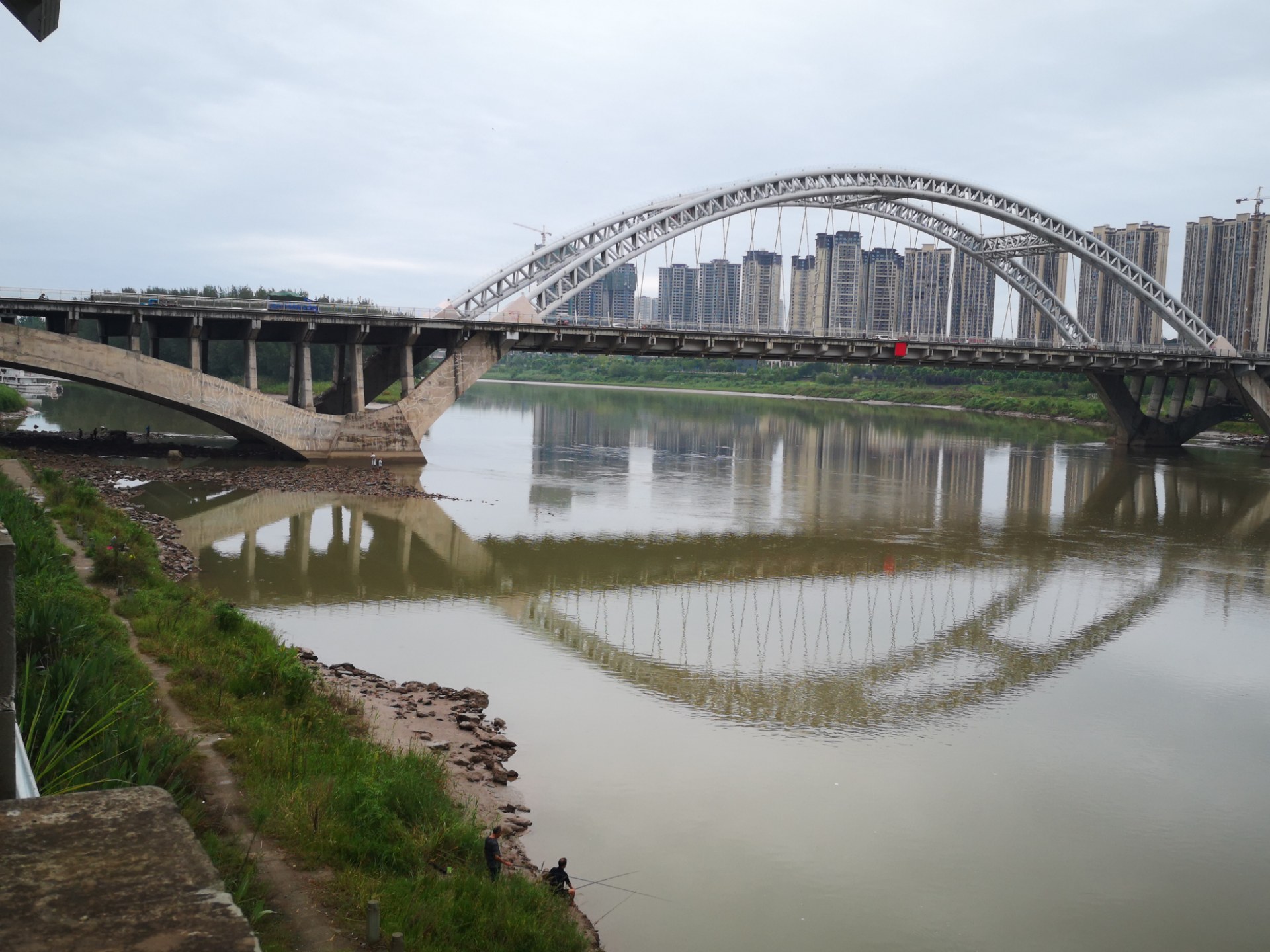 资阳沱三桥河水陡降,桥墩河滩露出,为了安全请不要逗留