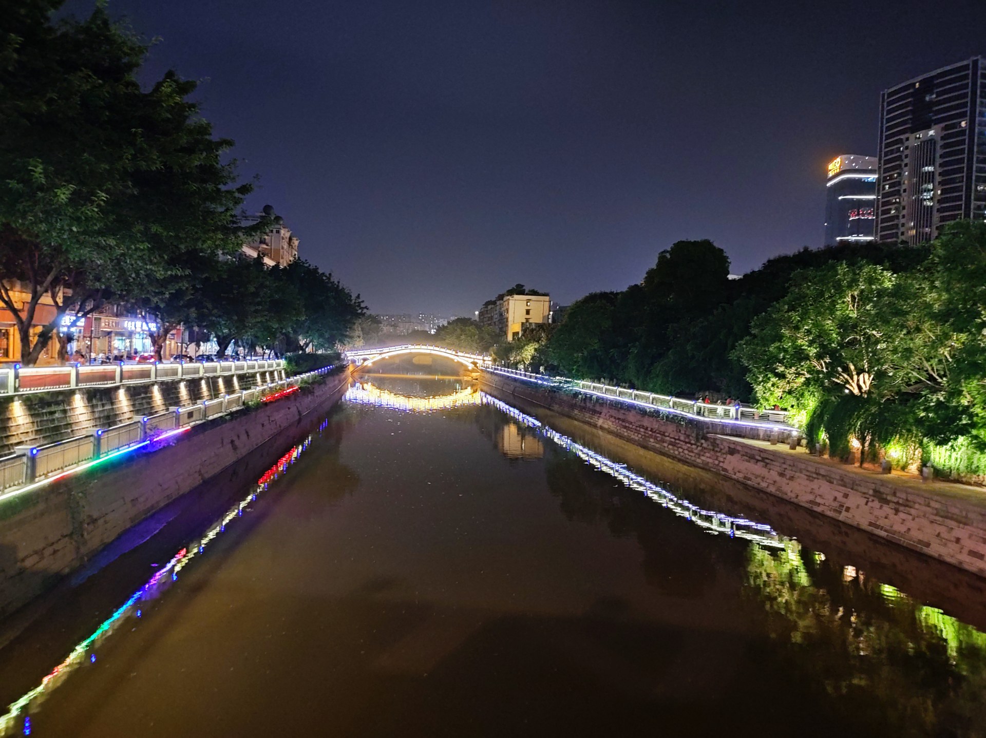 夜晚的资阳彩虹桥如梦似幻,美轮美奂!