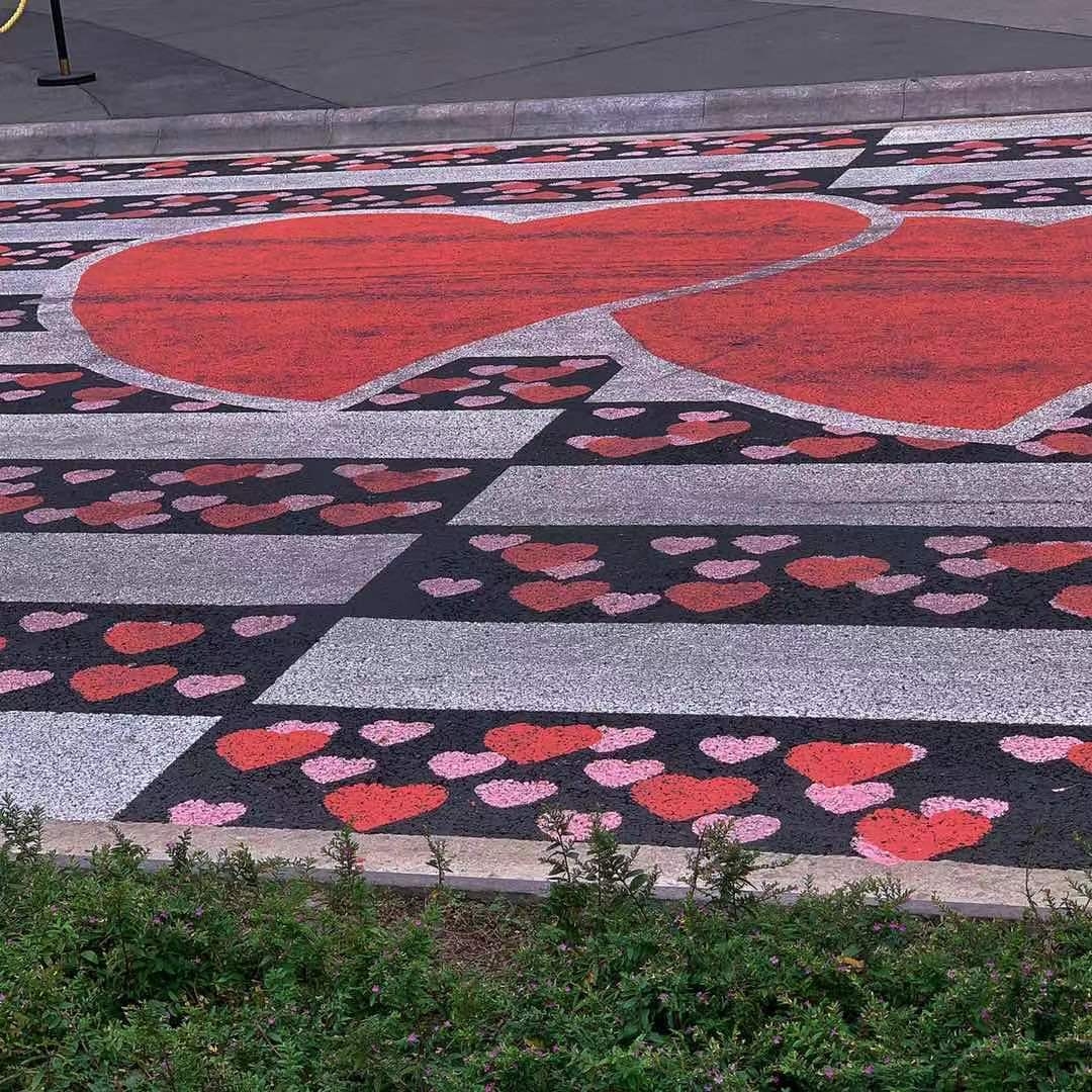 成都市天仙桥南路合江亭路上设立了专为结婚新人打造的爱情斑马线,新