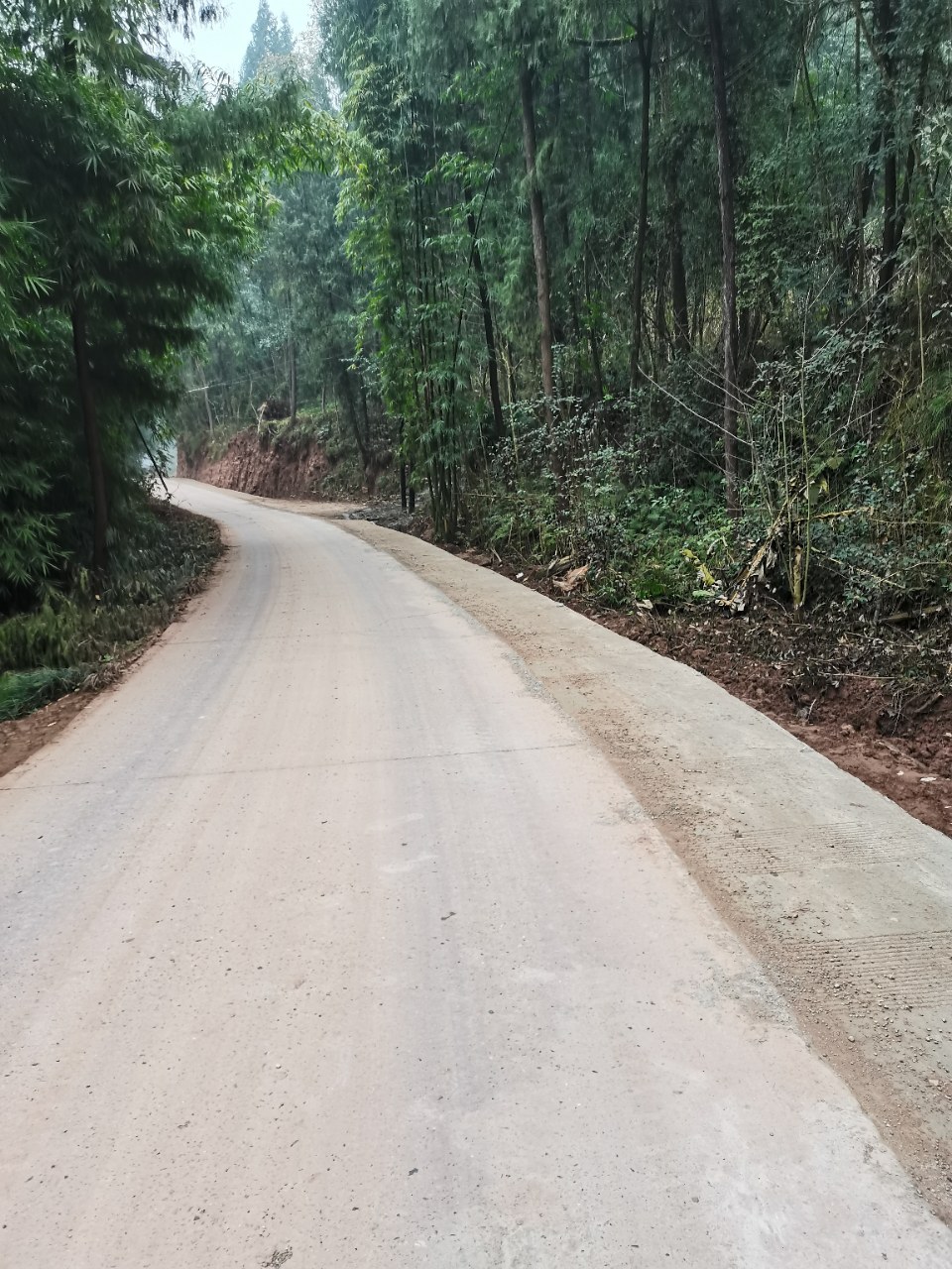 正在加宽的宝马村道