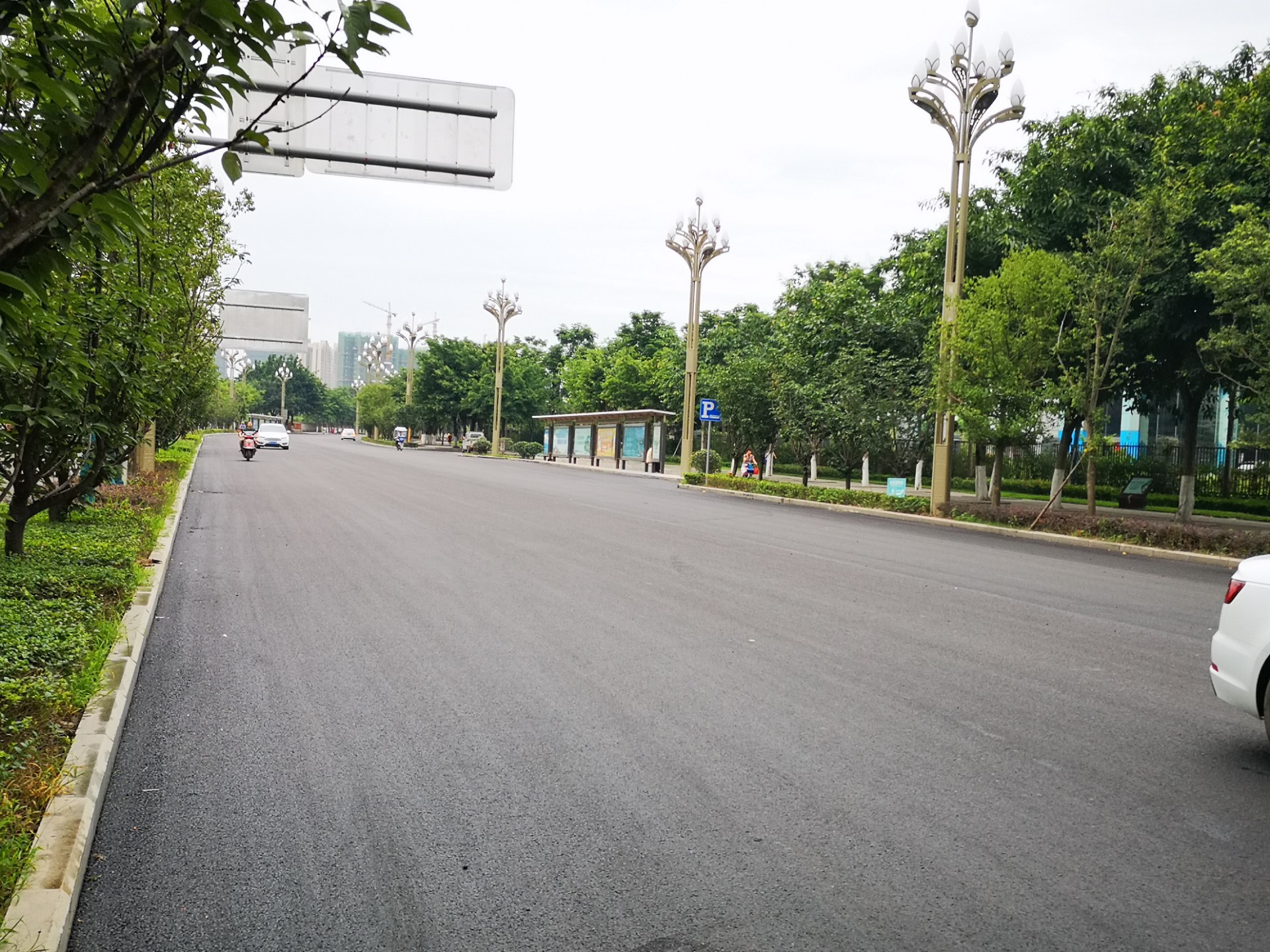 资阳百威大道及汽车客运中心十字路口路面柏油铺设基本完成,现在的