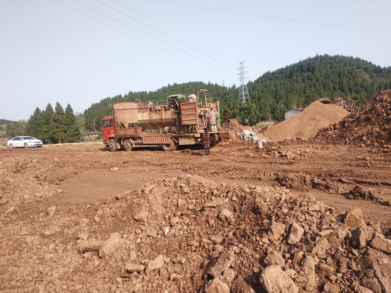 直观安岳贾岛大道至成资渝高速出口中间段挖掘机正在挖公路两侧水沟