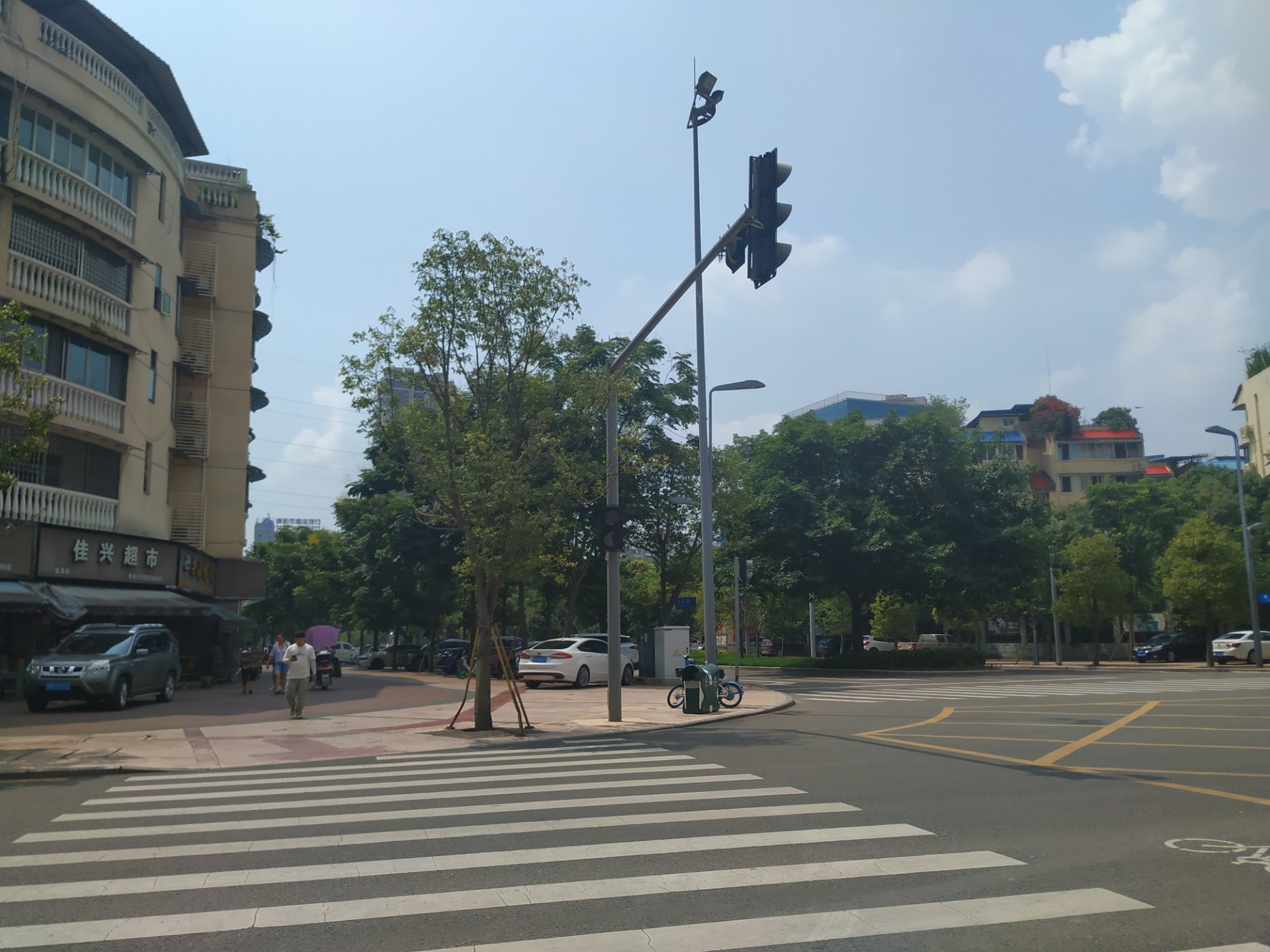 资阳皇龙路林业局外t字路口红绿灯全部不亮了