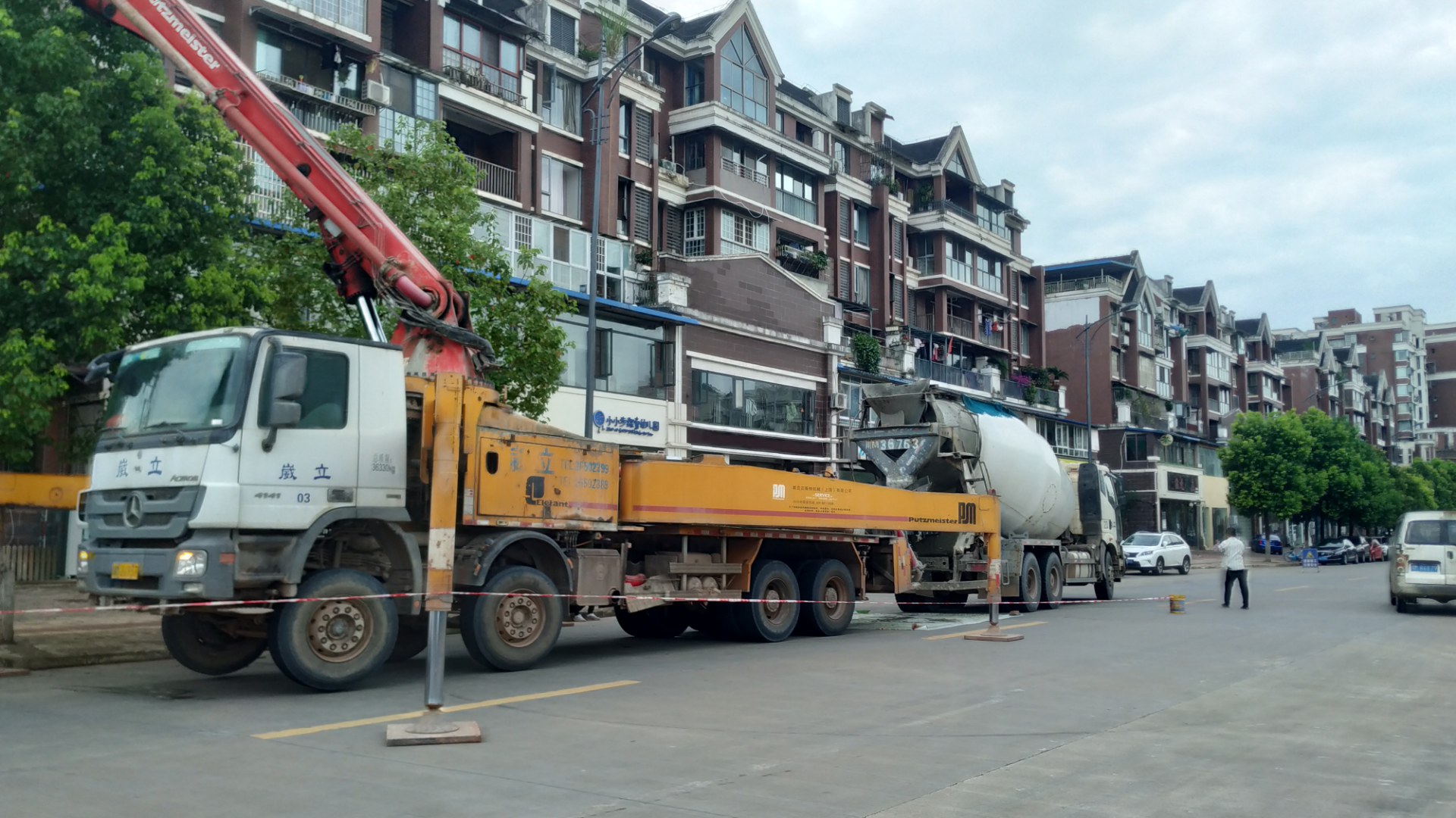 资阳三贤路上有工程车辆正在占道施工,给旁边的水投工地内浇筑混凝土