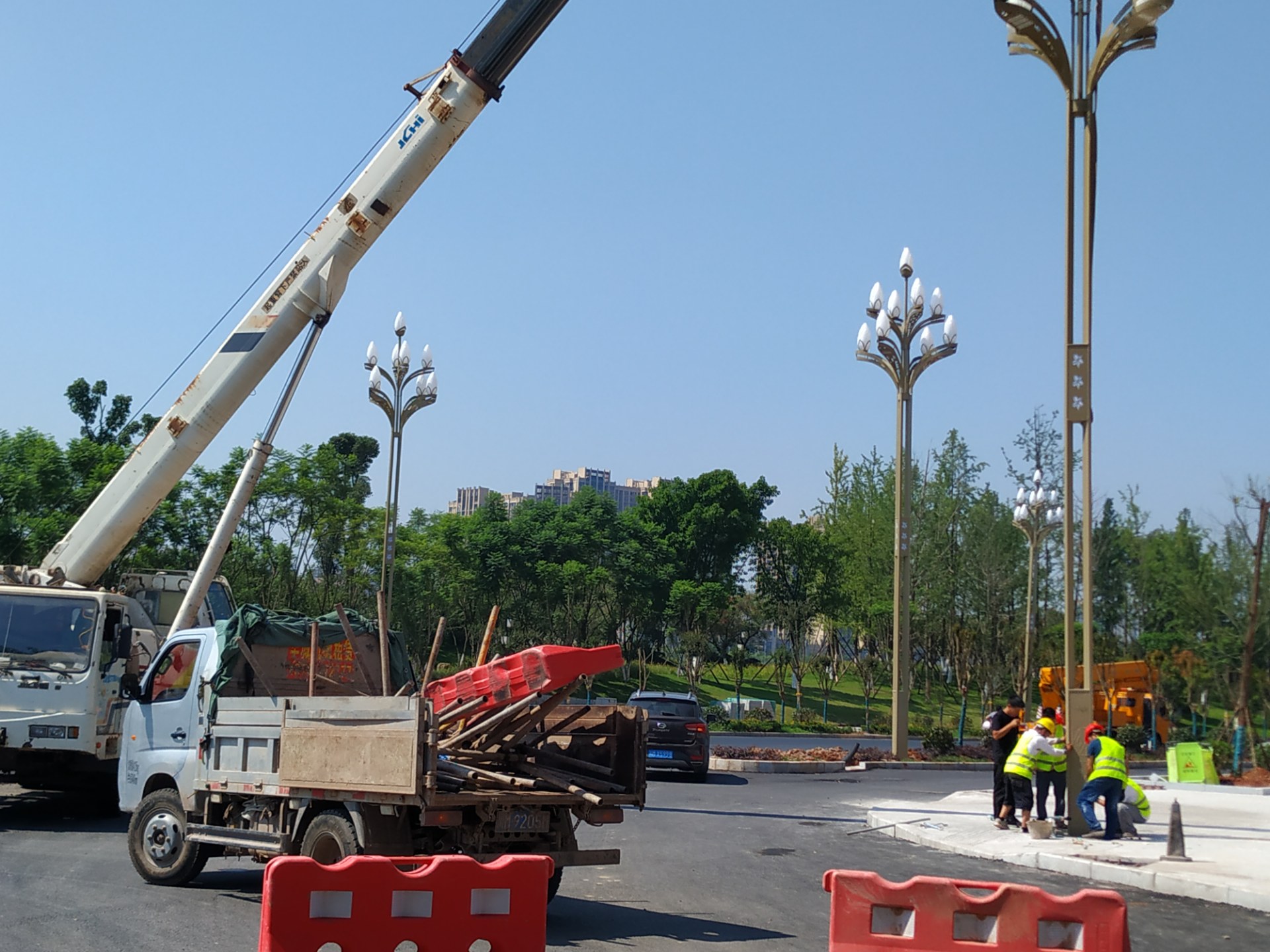 资阳滨江大道二段大型吊车正在占道施工安装路灯,过往车辆注意安全!