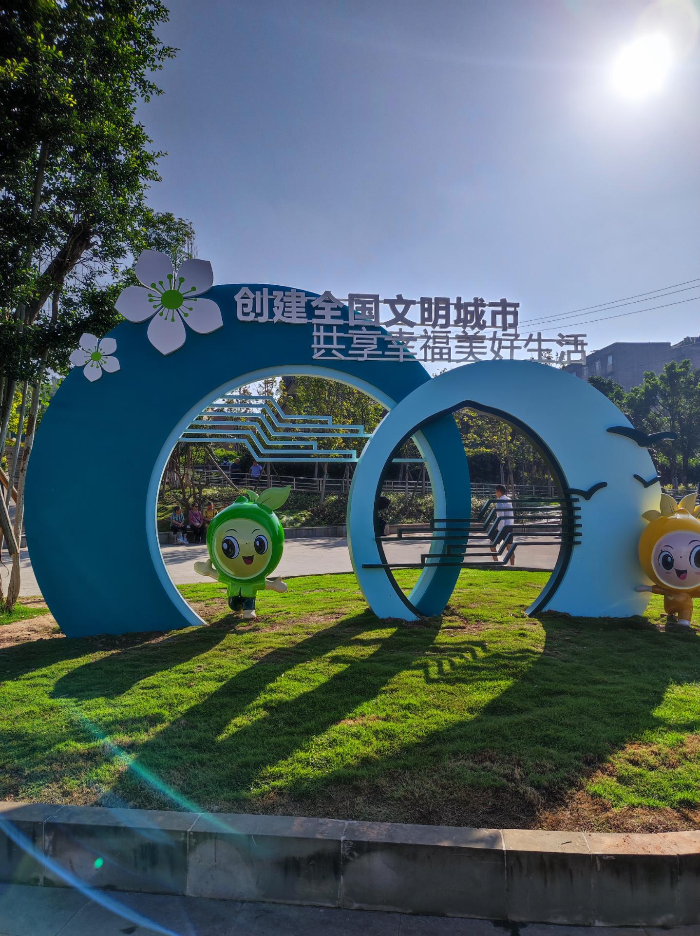 资阳西门铁路桥广场上的城市景观小品已经安装好,大家觉得漂亮么!