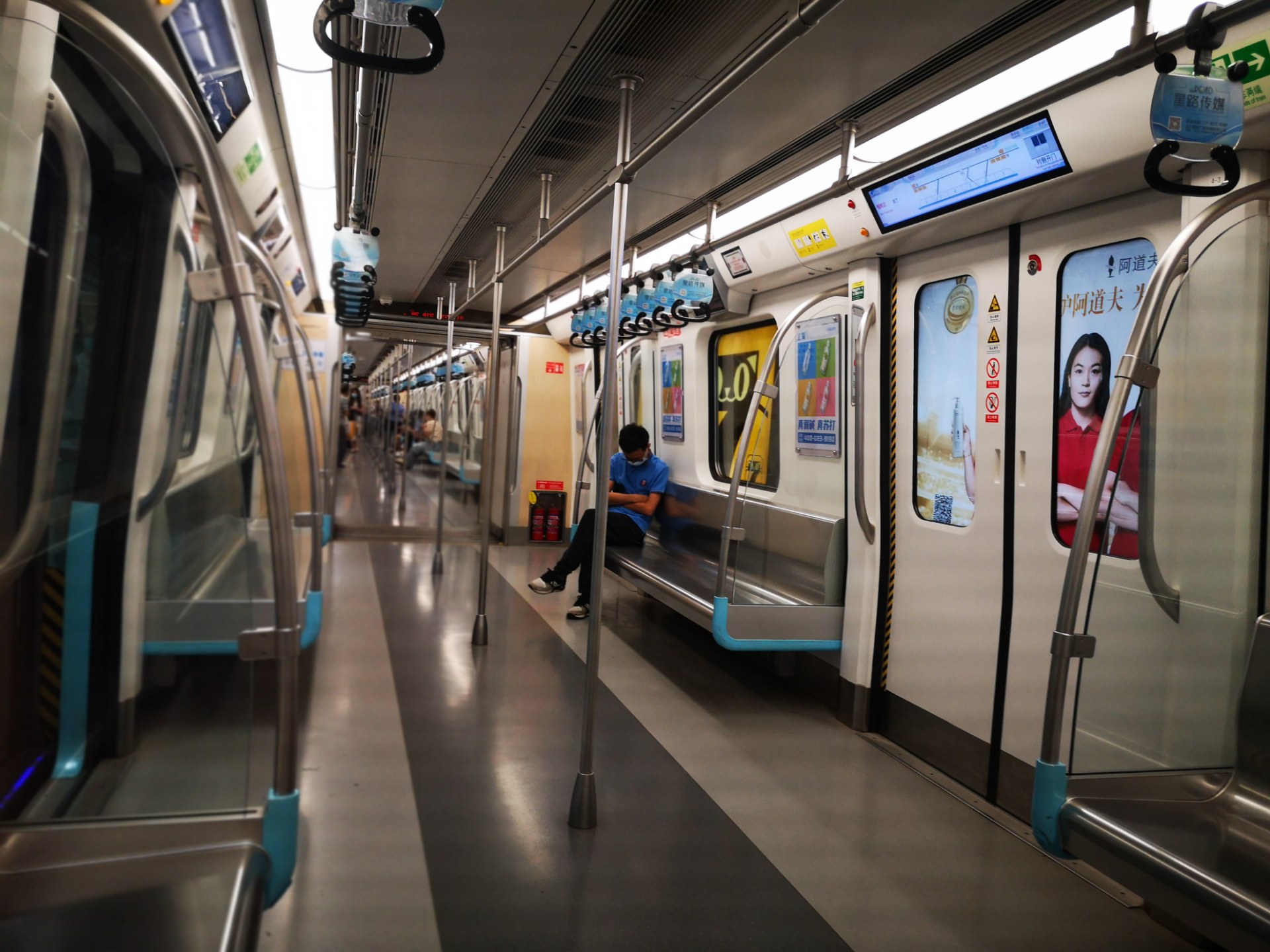 成都地铁乘车人少,响应号召无事不乱跑