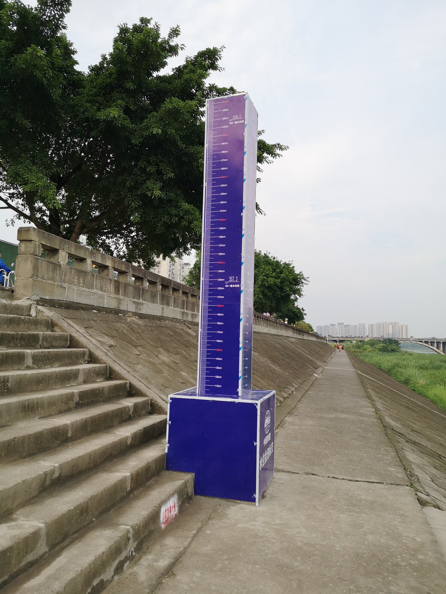 资阳苌弘广场沱江护堤人行道上设立的"水位检测标尺"已完工