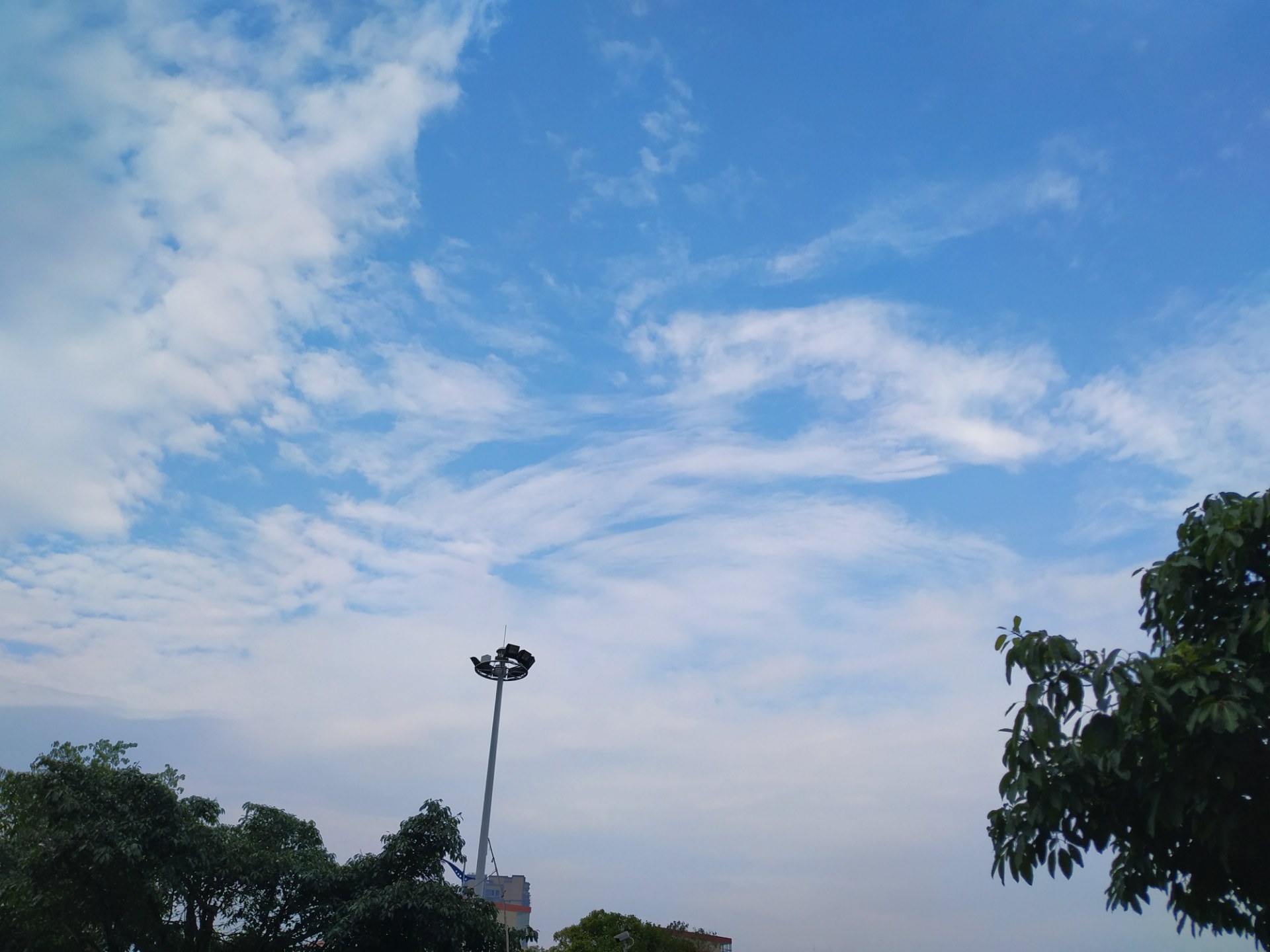 雨过天晴后的天空仿佛被洗过一般,格外美丽!