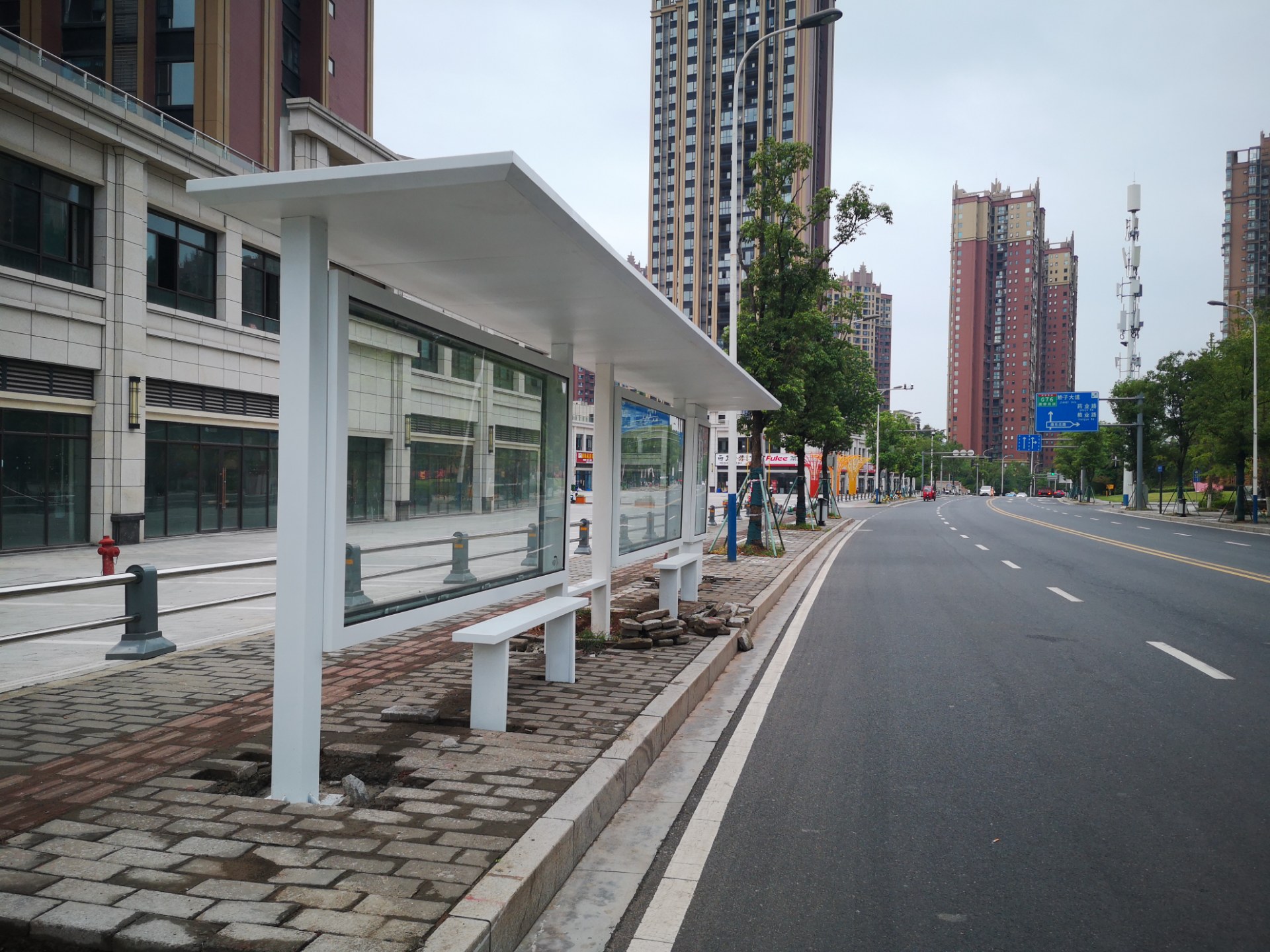 资阳外环路西段新建的公交站台巴适