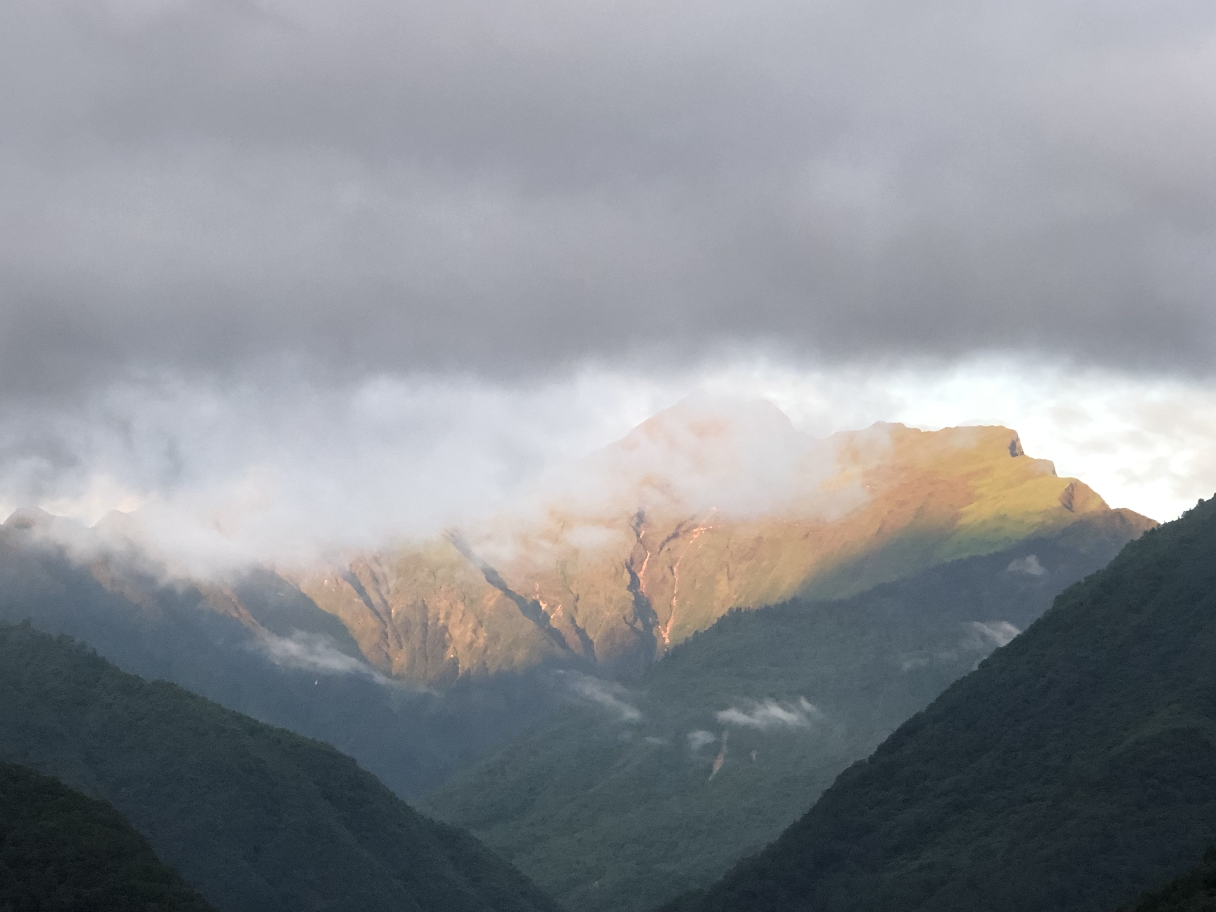 清晨古镇看金山云彩格外秀丽,山腰白色云带围绕格外美.