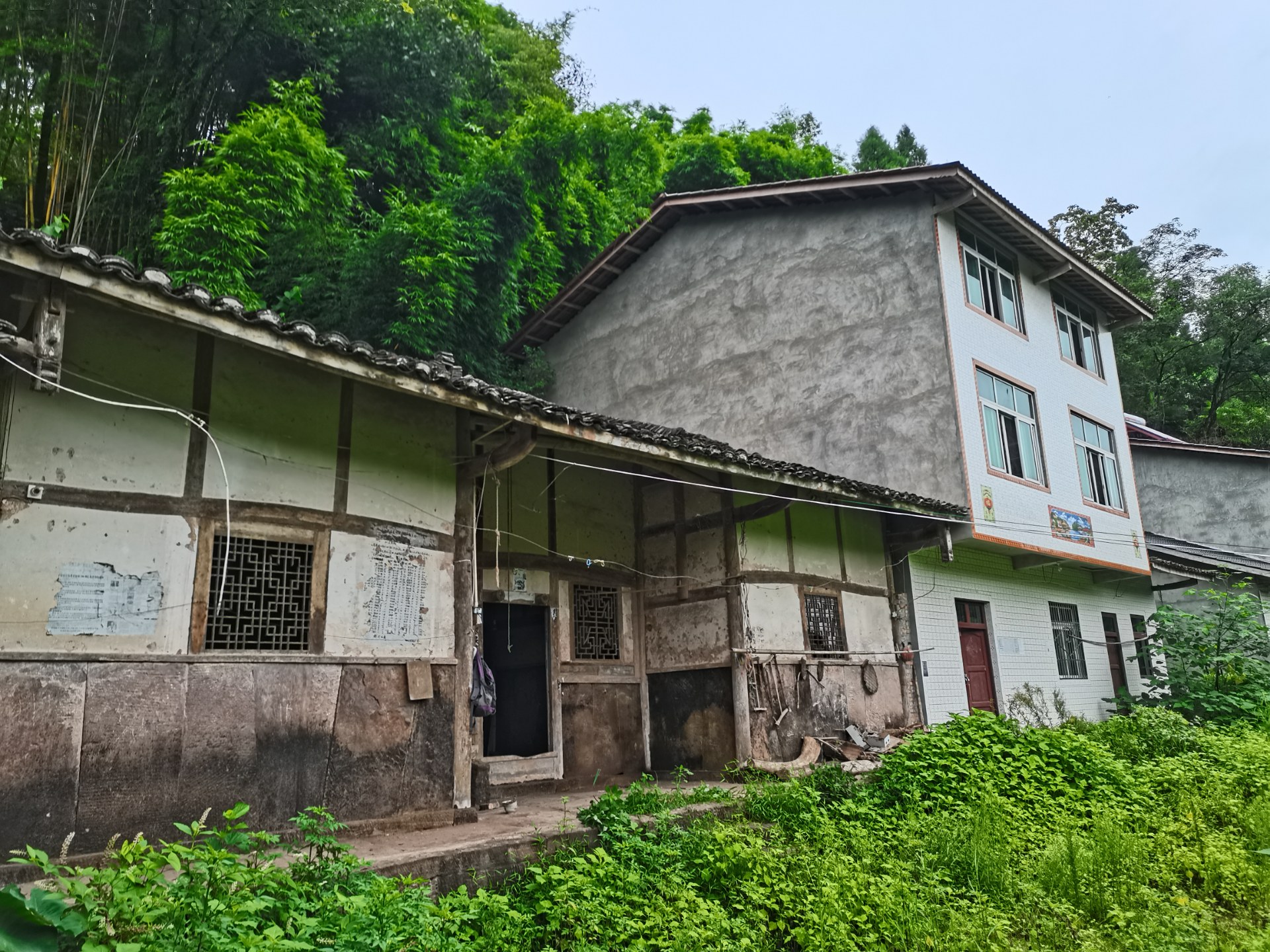 故乡的老屋,成了一个儿时的记忆,让人不知道该如何安放