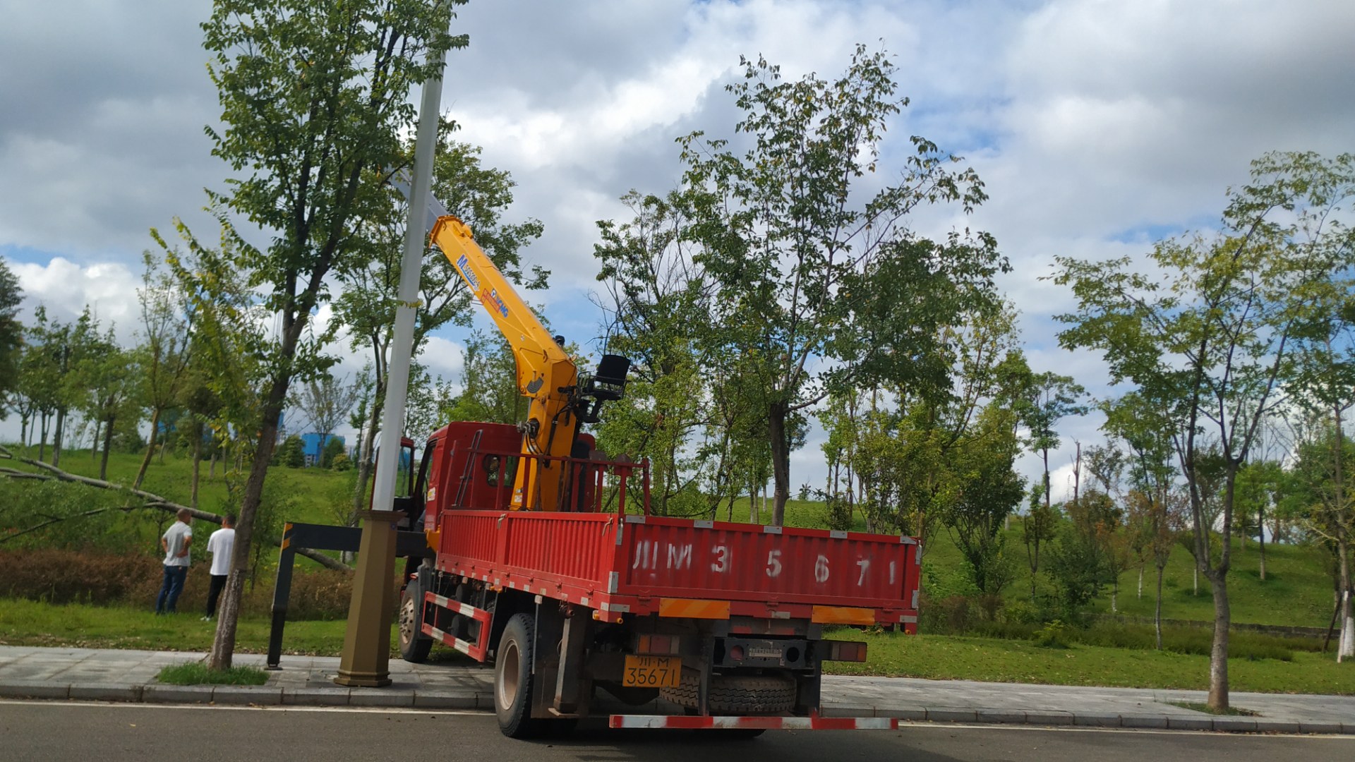 资阳碧彩路上一辆绿化园林工程车正在占道施工,过往车辆及行人注意