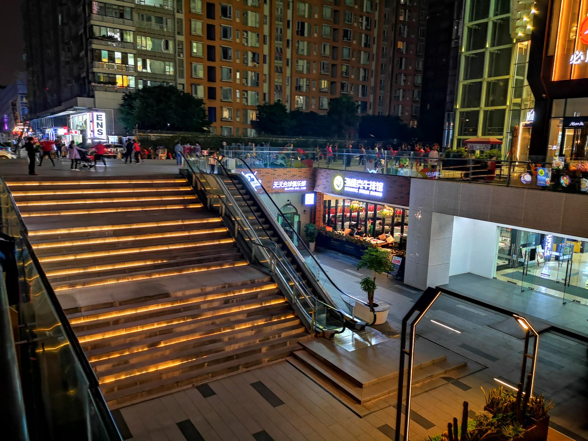 成都财富又一城的夜景有点美哈