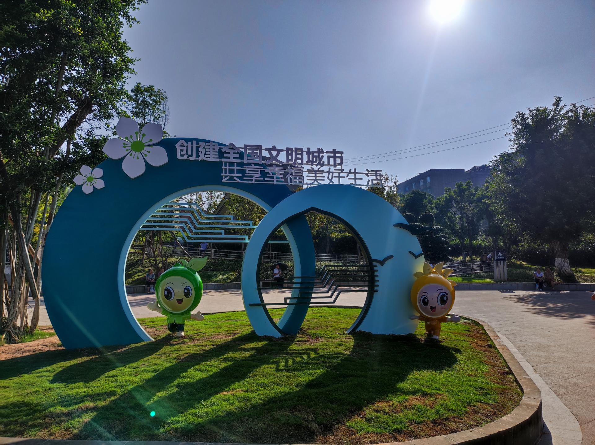 资阳西门铁路桥广场上的城市景观小品已经安装好,大家觉得漂亮么!