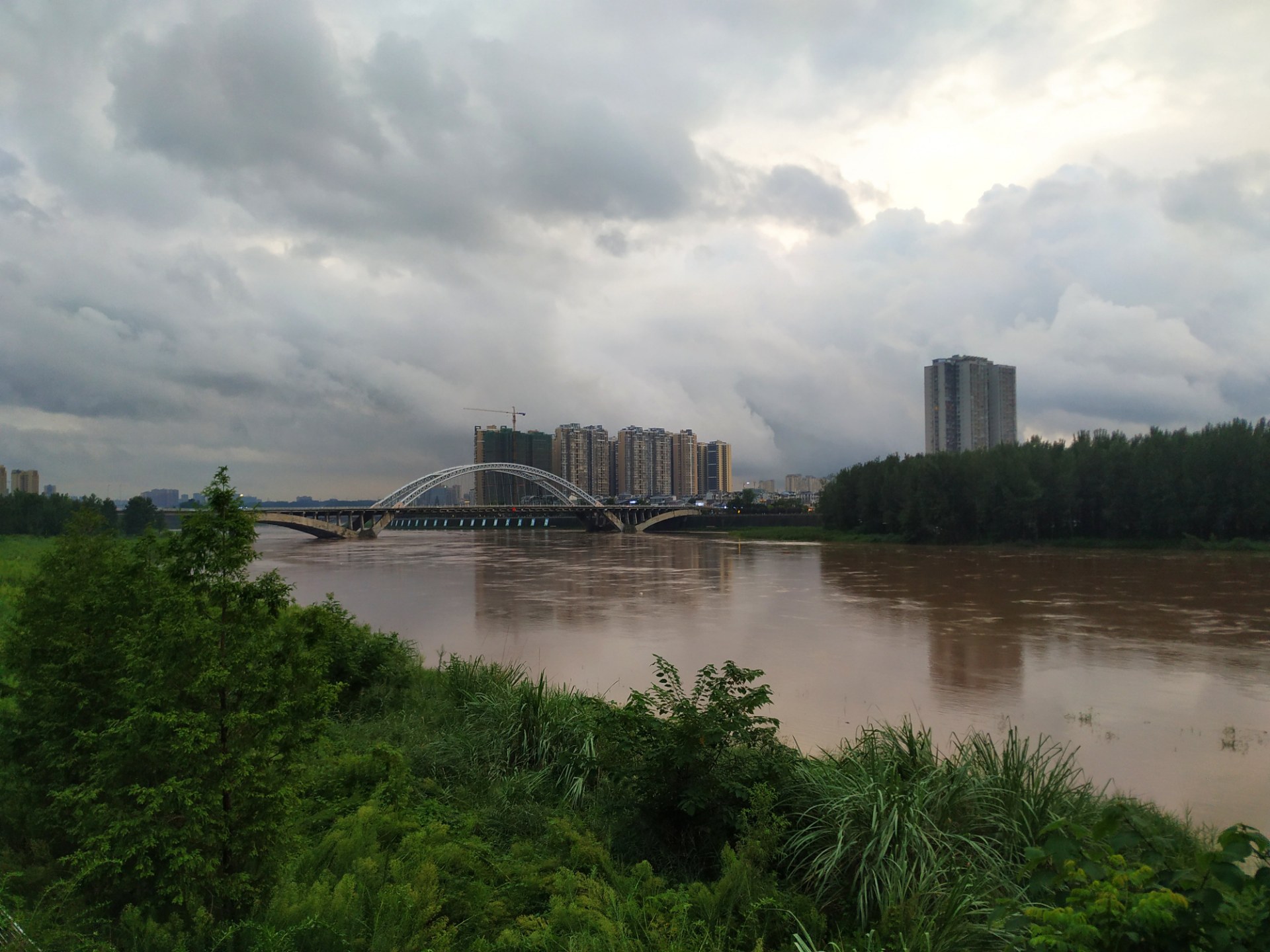 傍晚来看沱江河水,沱东滨江景观带下栈道口已经拉起警戒线!