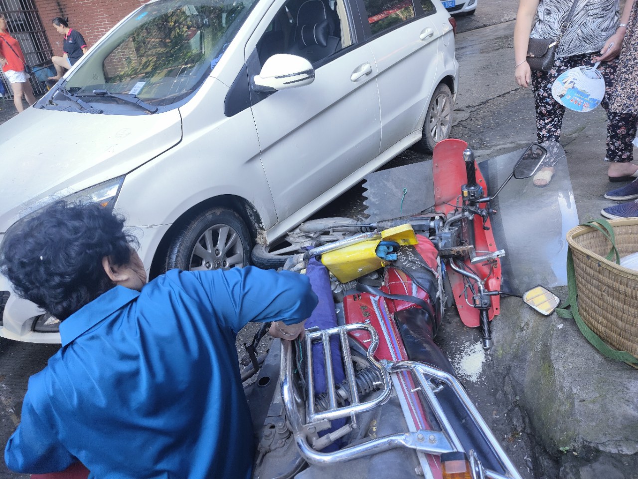 突发!安岳蓝灵小区外面一辆摩托车和小车刮蹭