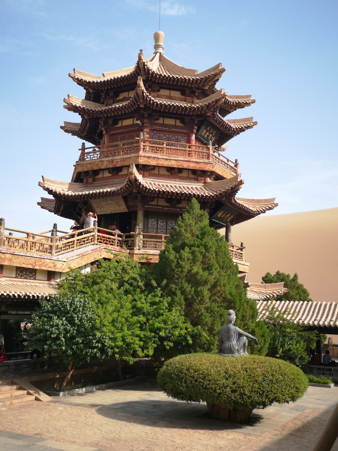 欣赏:敦煌月牙泉建在沙漠中的塔