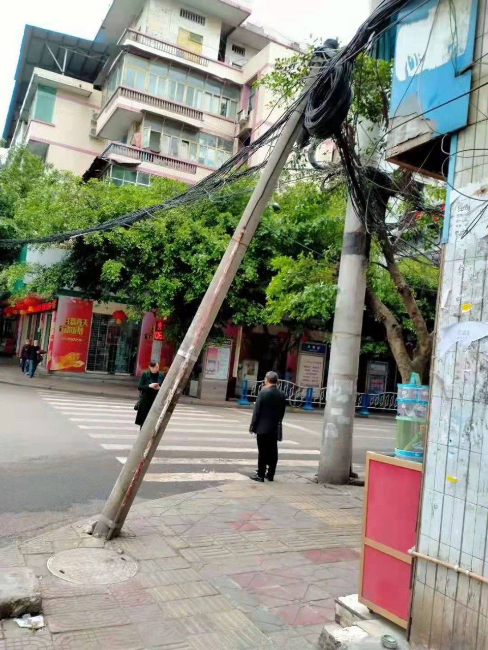 原创:这电杆倾斜斜了?