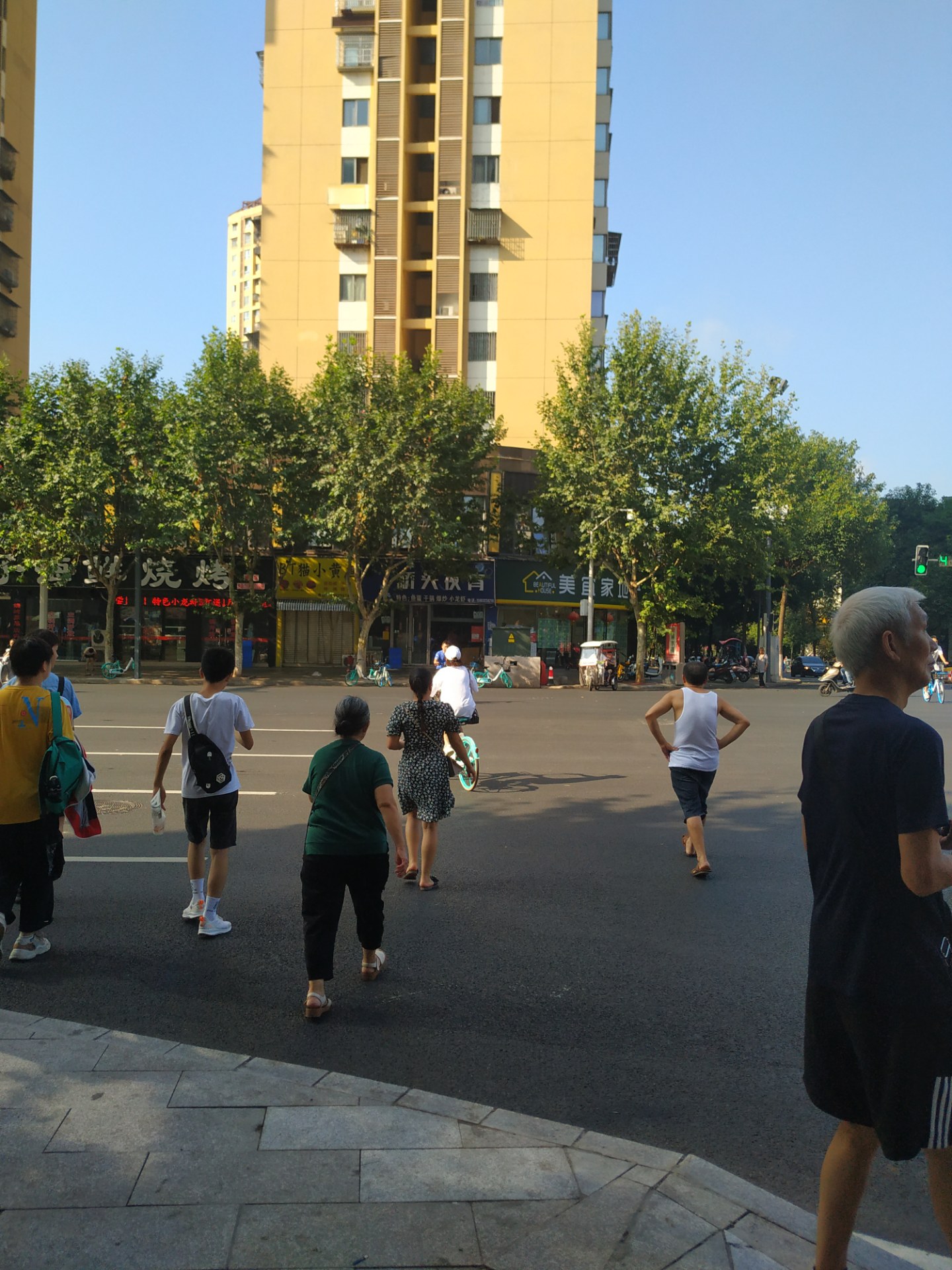 资阳建设南路二段路口正在安装人行道红绿灯,以后行人过马路不再迷茫