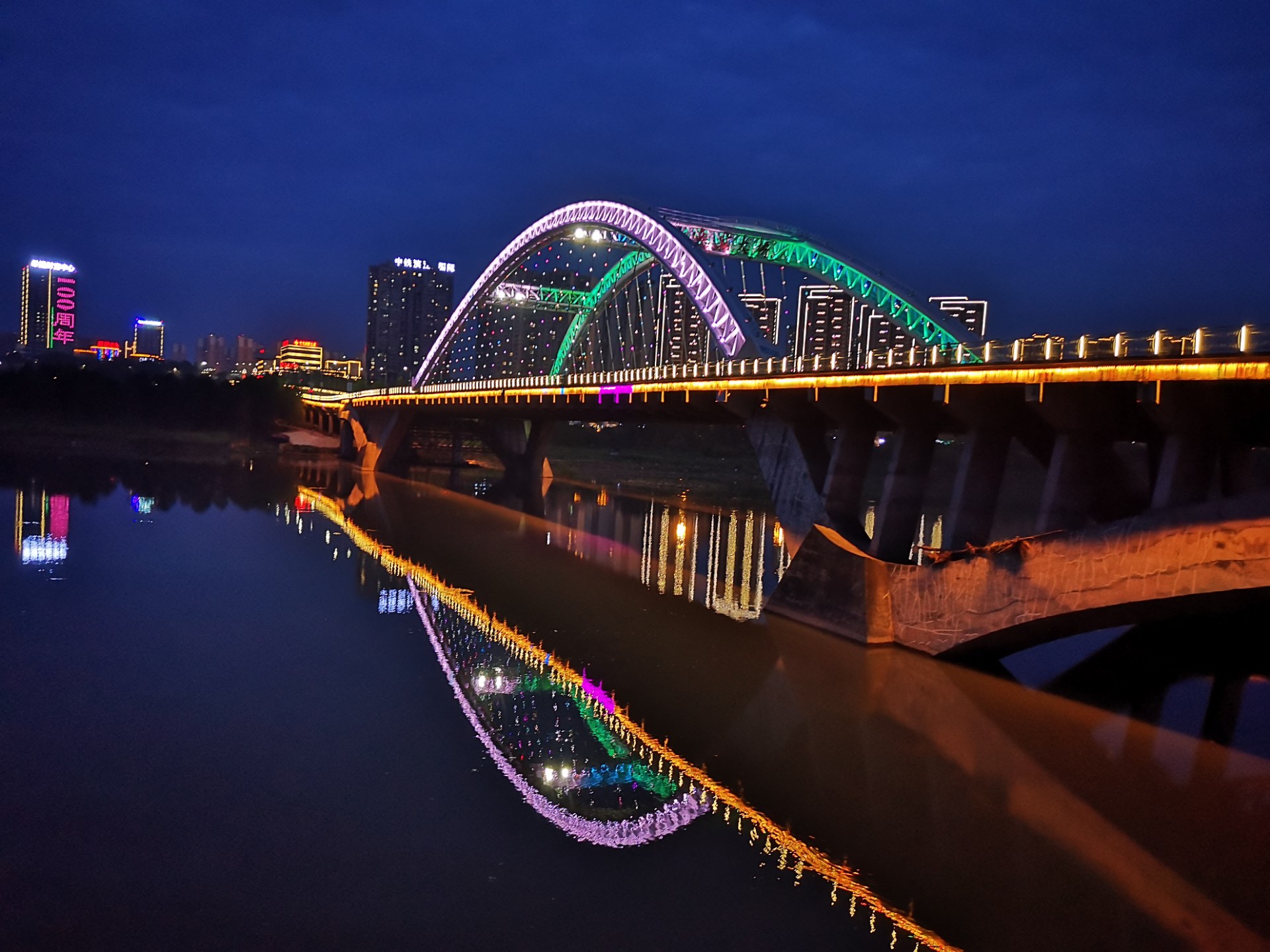 资阳沱三桥景观灯改造后,夜景更加变幻莫测,绚丽多彩