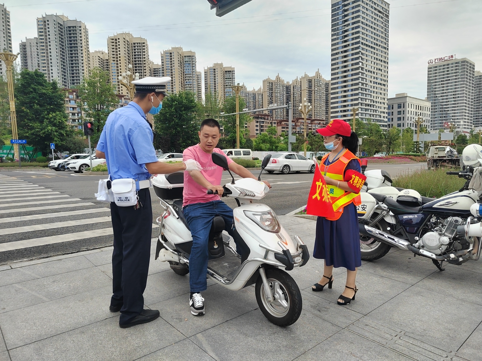 雁江城区100名交通劝导员队伍正式上岗履职