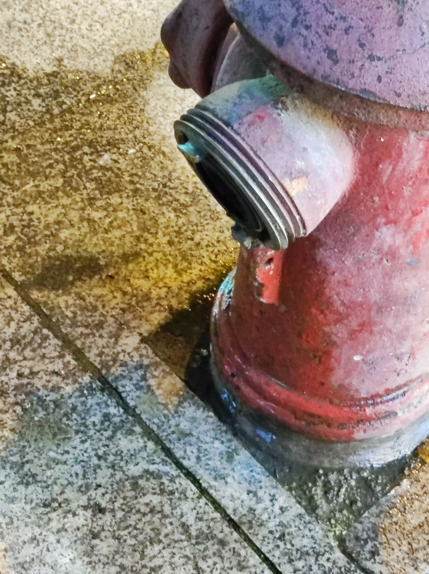 资阳上西街人行道一消防栓一直漏水,有点浪费水资源