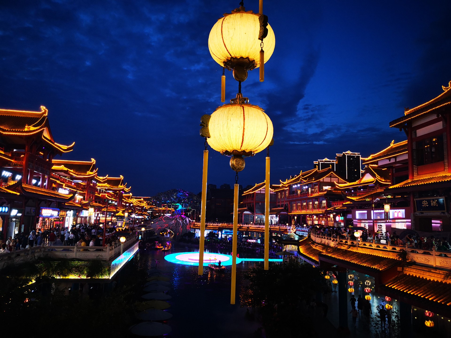 眉山水街的夜景美极了,前来观看的人头攒动,比肩接踵