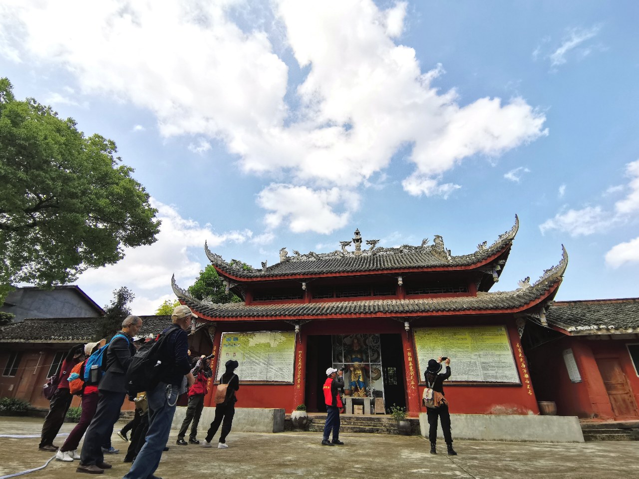 走嘛,一路到安岳县姚市乡的道林寺去耍嘛!