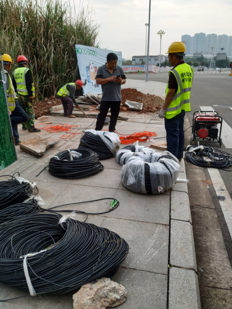 资阳北站旁十字路口正在安装红绿灯施工中